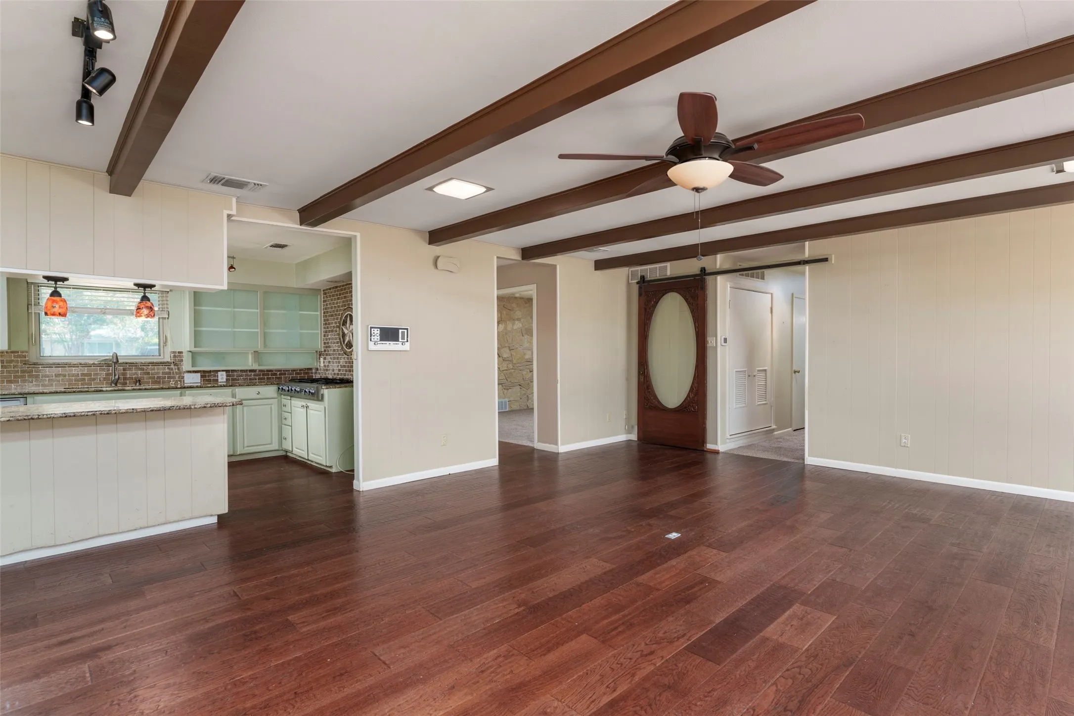 Single Family Residence For Sale in Tarrant County , 1608 Freeman Court, Arlington, Texas 76013, 3 Bedroom, 3 Bathroom, 2 Garage spaces, 2,401 Sqft, built in 1962, mls#21323628, Real Estate Agent in Arlington, Homes For Sale in Tarrant county, Homes For Sale in Arlington, Realtor in Arlington Texas, Real Estate Brokerage Independent Realty Texas, Luminita Cordes Realtor