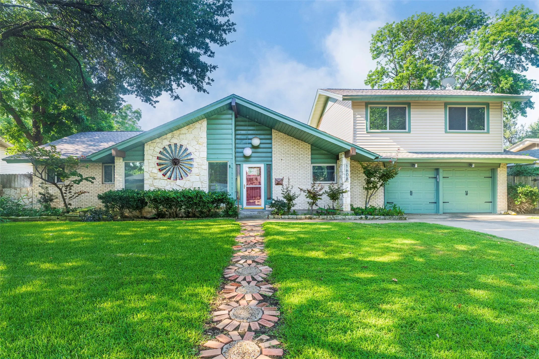 Single Family Residence For Sale in Tarrant County , 1608 Freeman Court, Arlington, Texas 76013, 3 Bedroom, 3 Bathroom, 2 Garage spaces, 2,401 Sqft, built in 1962, mls#21323628, Real Estate Agent in Arlington, Homes For Sale in Tarrant county, Homes For Sale in Arlington, Realtor in Arlington Texas, Real Estate Brokerage Independent Realty Texas, Luminita Cordes Realtor