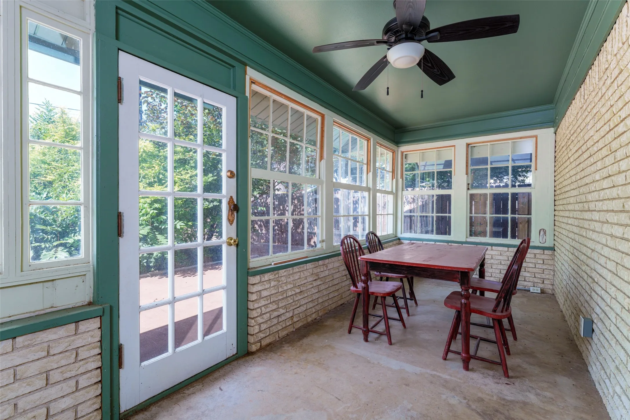 Single Family Residence For Sale in Tarrant County , 1608 Freeman Court, Arlington, Texas 76013, 3 Bedroom, 3 Bathroom, 2 Garage spaces, 2,401 Sqft, built in 1962, mls#21323628, Real Estate Agent in Arlington, Homes For Sale in Tarrant county, Homes For Sale in Arlington, Realtor in Arlington Texas, Real Estate Brokerage Independent Realty Texas, Luminita Cordes Realtor