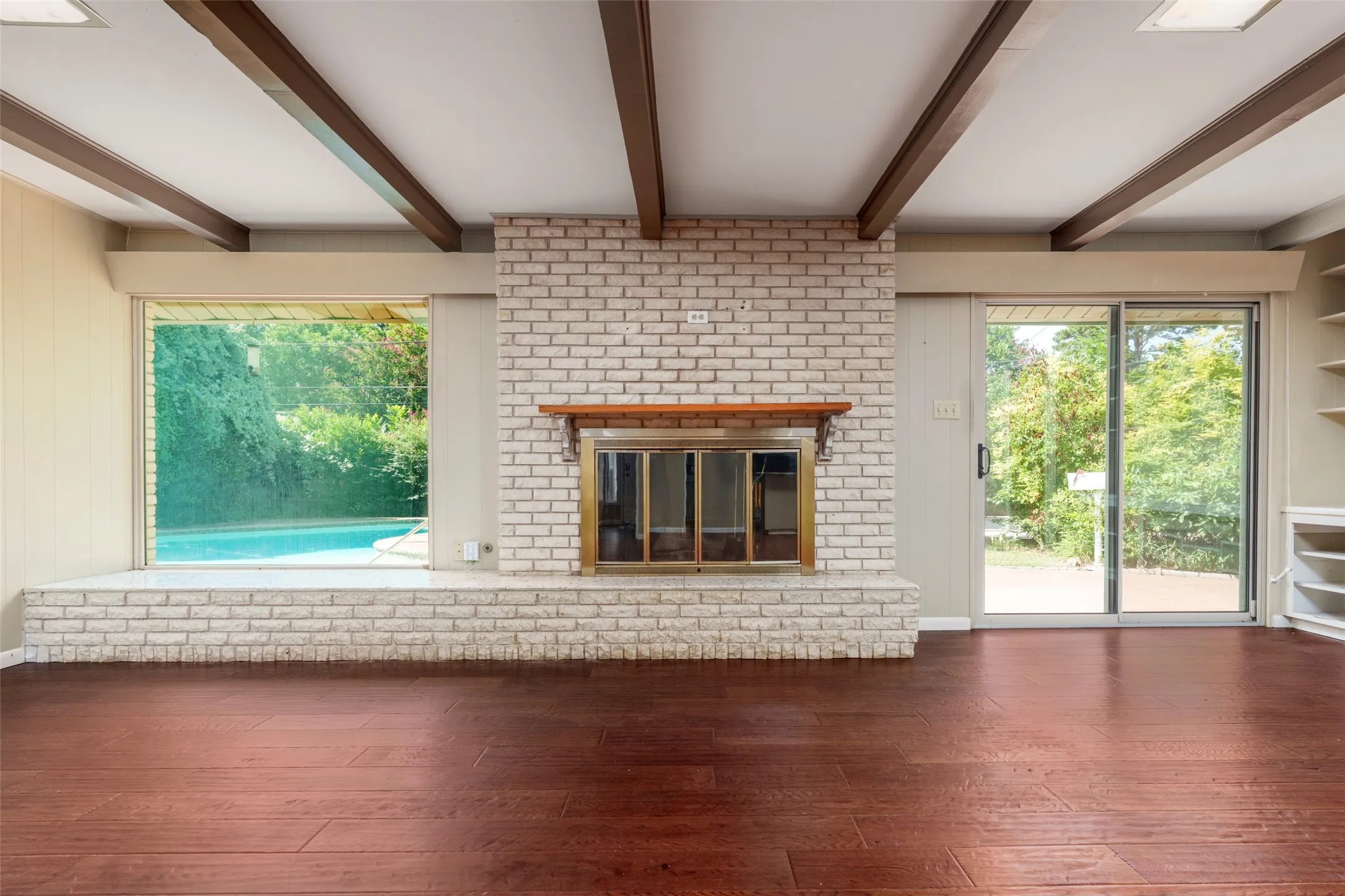 Single Family Residence For Sale in Tarrant County , 1608 Freeman Court, Arlington, Texas 76013, 3 Bedroom, 3 Bathroom, 2 Garage spaces, 2,401 Sqft, built in 1962, mls#21323628, Real Estate Agent in Arlington, Homes For Sale in Tarrant county, Homes For Sale in Arlington, Realtor in Arlington Texas, Real Estate Brokerage Independent Realty Texas, Luminita Cordes Realtor