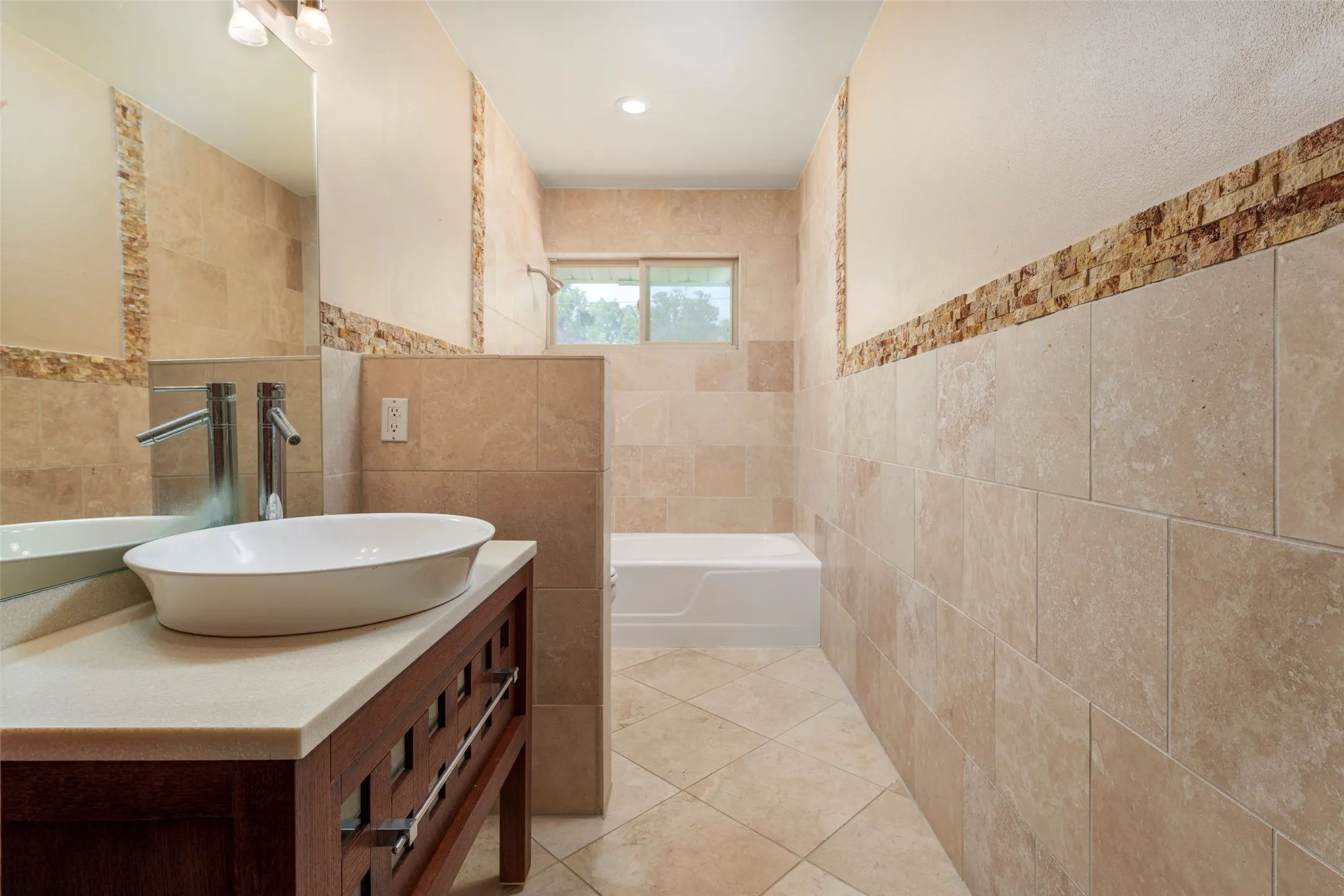 Single Family Residence For Sale in Tarrant County , 1608 Freeman Court, Arlington, Texas 76013, 3 Bedroom, 3 Bathroom, 2 Garage spaces, 2,401 Sqft, built in 1962, mls#21323628, Real Estate Agent in Arlington, Homes For Sale in Tarrant county, Homes For Sale in Arlington, Realtor in Arlington Texas, Real Estate Brokerage Independent Realty Texas, Luminita Cordes Realtor