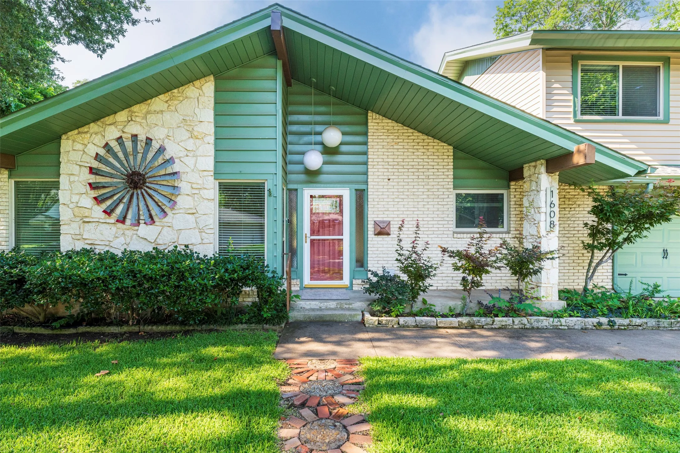 Single Family Residence For Sale in Tarrant County , 1608 Freeman Court, Arlington, Texas 76013, 3 Bedroom, 3 Bathroom, 2 Garage spaces, 2,401 Sqft, built in 1962, mls#21323628, Real Estate Agent in Arlington, Homes For Sale in Tarrant county, Homes For Sale in Arlington, Realtor in Arlington Texas, Real Estate Brokerage Independent Realty Texas, Luminita Cordes Realtor