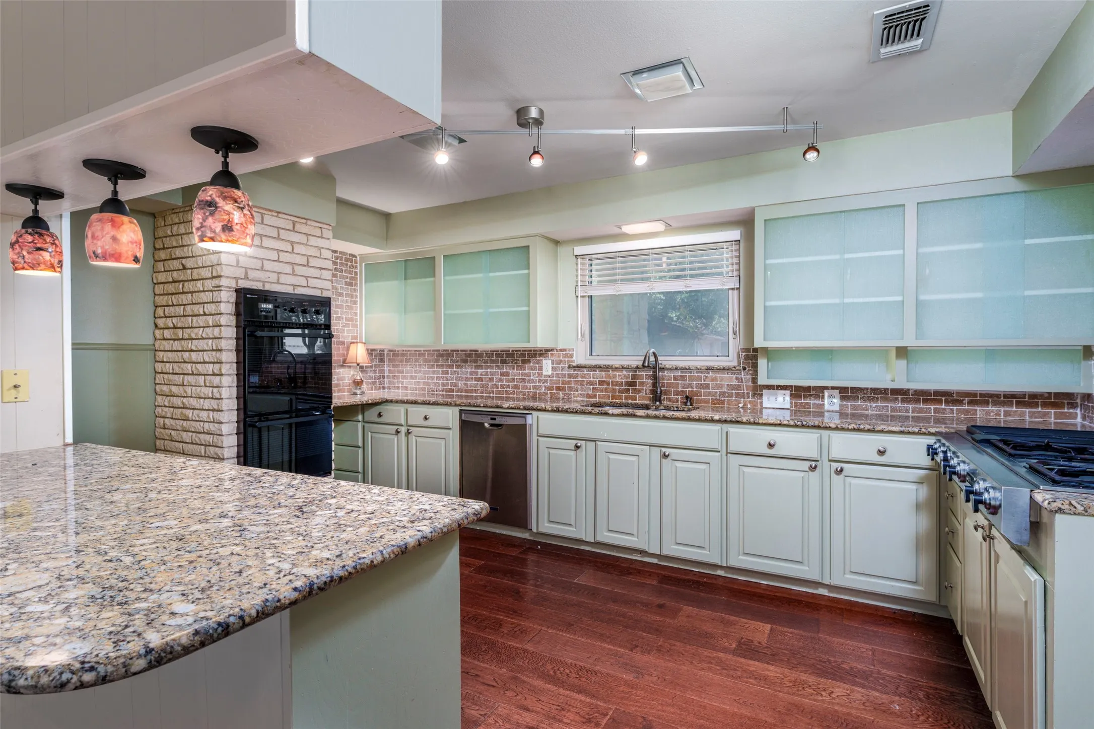 Single Family Residence For Sale in Tarrant County , 1608 Freeman Court, Arlington, Texas 76013, 3 Bedroom, 3 Bathroom, 2 Garage spaces, 2,401 Sqft, built in 1962, mls#21323628, Real Estate Agent in Arlington, Homes For Sale in Tarrant county, Homes For Sale in Arlington, Realtor in Arlington Texas, Real Estate Brokerage Independent Realty Texas, Luminita Cordes Realtor