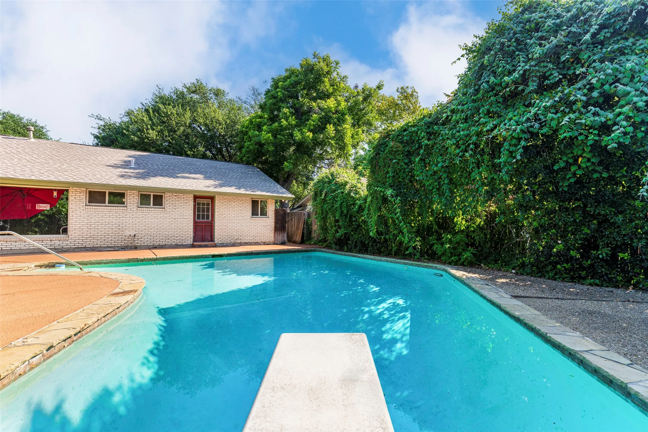 Single Family Residence For Sale in Tarrant County , 1608 Freeman Court, Arlington, Texas 76013, 3 Bedroom, 3 Bathroom, 2 Garage spaces, 2,401 Sqft, built in 1962, mls#21323628, Real Estate Agent in Arlington, Homes For Sale in Tarrant county, Homes For Sale in Arlington, Realtor in Arlington Texas, Real Estate Brokerage Independent Realty Texas, Luminita Cordes Realtor