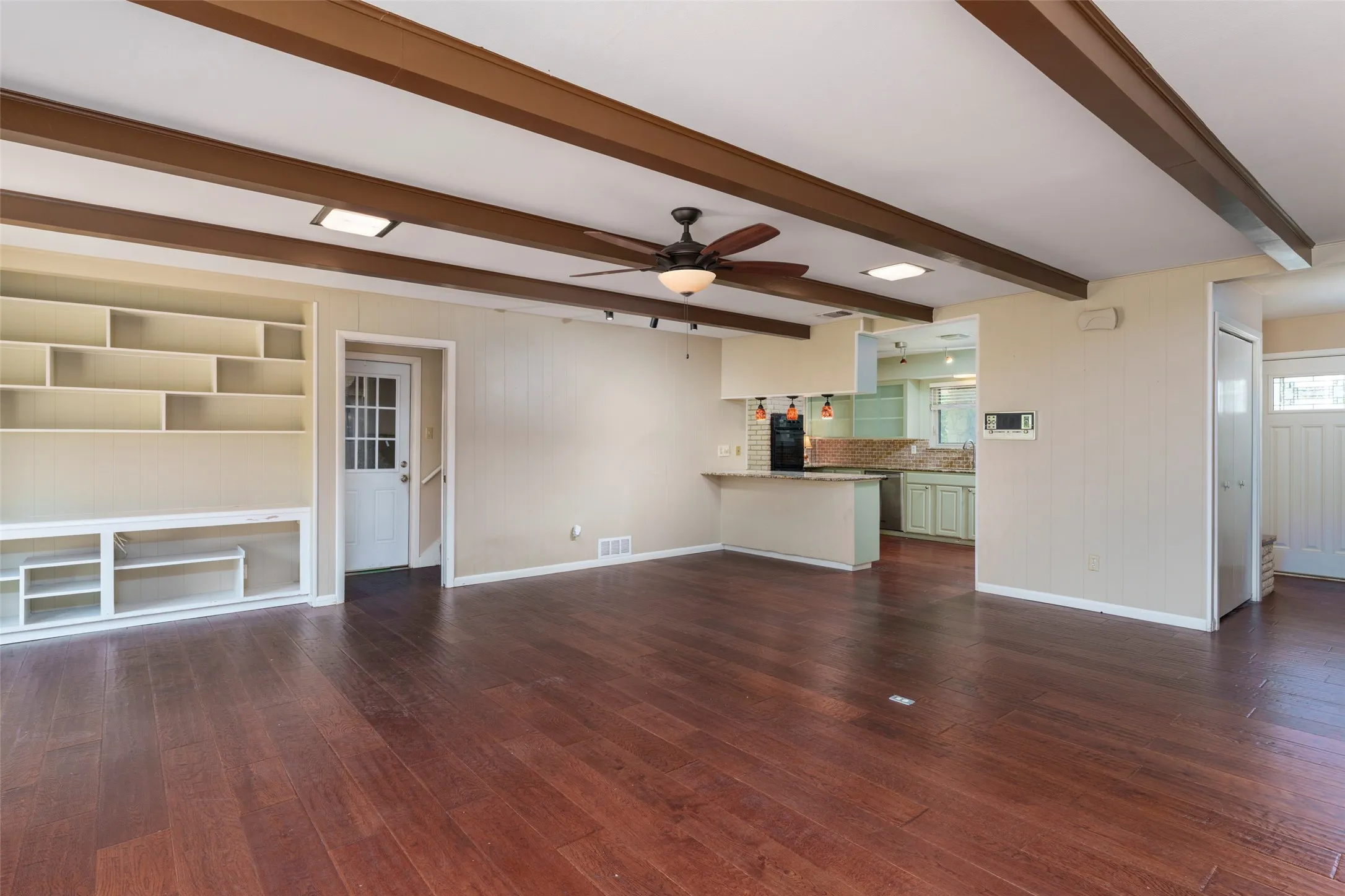 Single Family Residence For Sale in Tarrant County , 1608 Freeman Court, Arlington, Texas 76013, 3 Bedroom, 3 Bathroom, 2 Garage spaces, 2,401 Sqft, built in 1962, mls#21323628, Real Estate Agent in Arlington, Homes For Sale in Tarrant county, Homes For Sale in Arlington, Realtor in Arlington Texas, Real Estate Brokerage Independent Realty Texas, Luminita Cordes Realtor