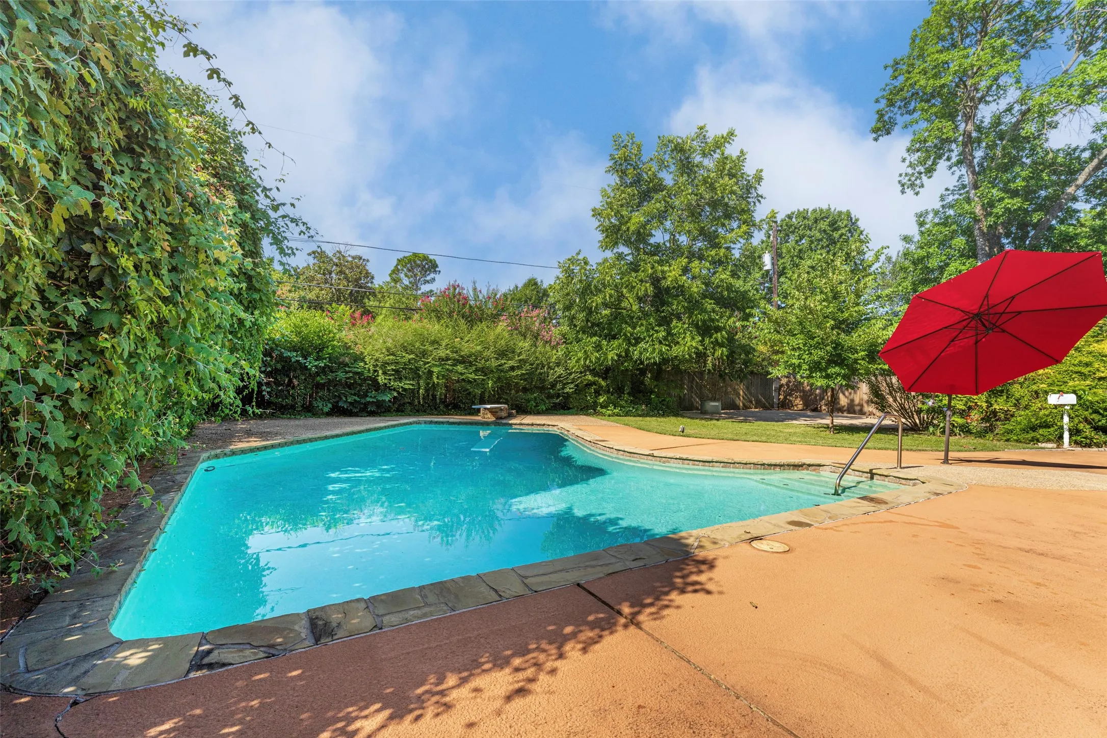 Single Family Residence For Sale in Tarrant County , 1608 Freeman Court, Arlington, Texas 76013, 3 Bedroom, 3 Bathroom, 2 Garage spaces, 2,401 Sqft, built in 1962, mls#21323628, Real Estate Agent in Arlington, Homes For Sale in Tarrant county, Homes For Sale in Arlington, Realtor in Arlington Texas, Real Estate Brokerage Independent Realty Texas, Luminita Cordes Realtor