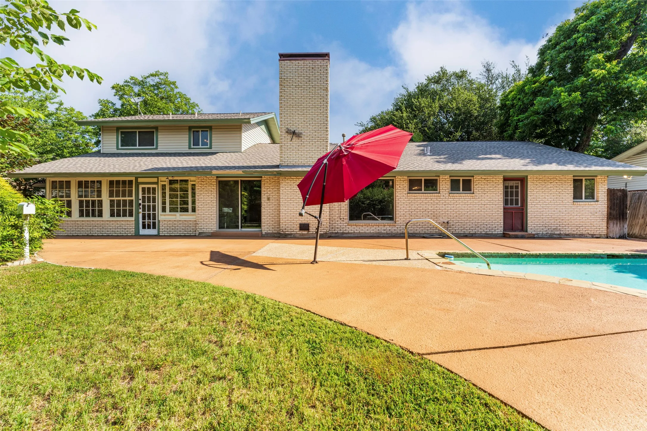 Single Family Residence For Sale in Tarrant County , 1608 Freeman Court, Arlington, Texas 76013, 3 Bedroom, 3 Bathroom, 2 Garage spaces, 2,401 Sqft, built in 1962, mls#21323628, Real Estate Agent in Arlington, Homes For Sale in Tarrant county, Homes For Sale in Arlington, Realtor in Arlington Texas, Real Estate Brokerage Independent Realty Texas, Luminita Cordes Realtor