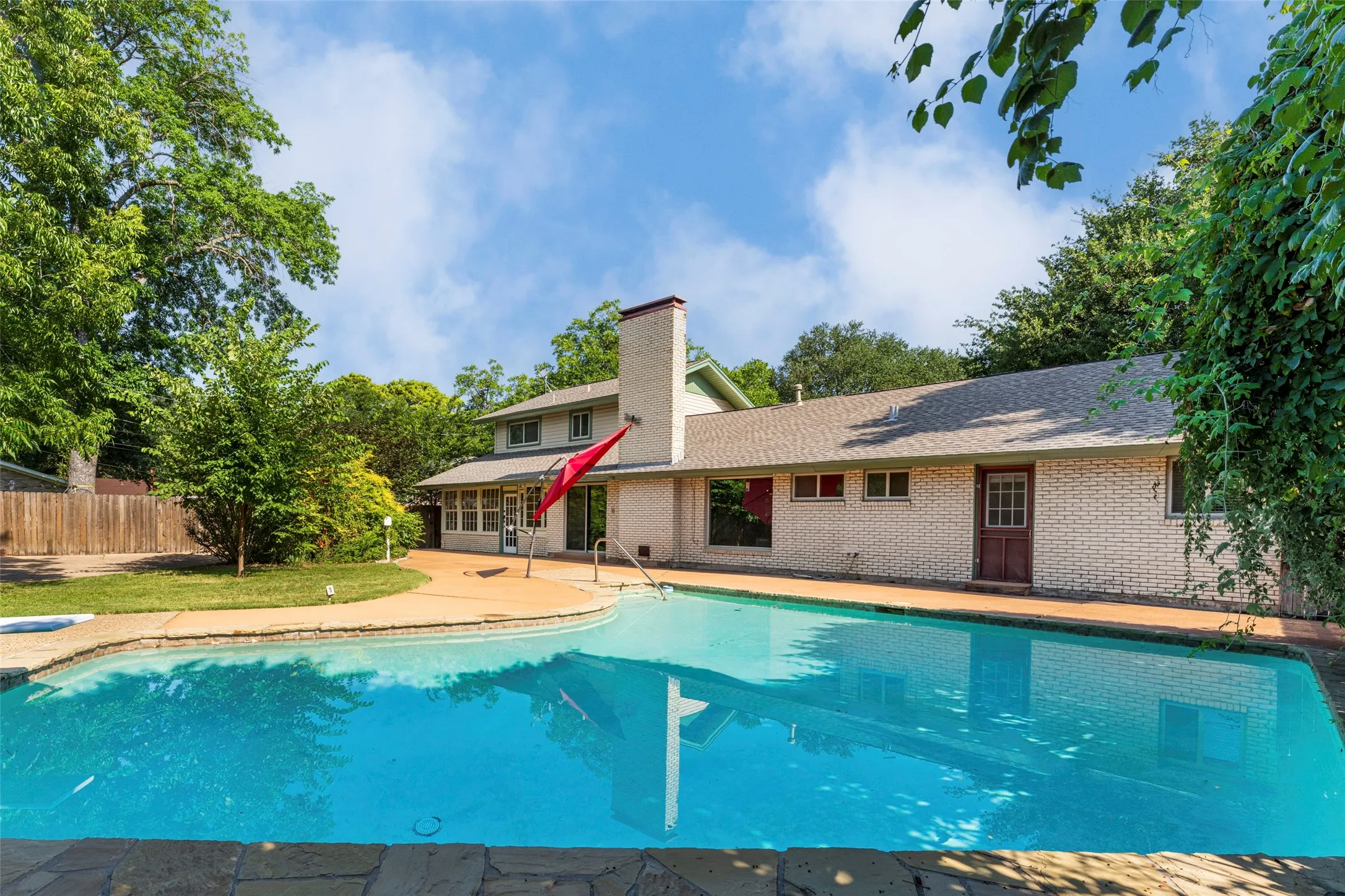 Single Family Residence For Sale in Tarrant County , 1608 Freeman Court, Arlington, Texas 76013, 3 Bedroom, 3 Bathroom, 2 Garage spaces, 2,401 Sqft, built in 1962, mls#21323628, Real Estate Agent in Arlington, Homes For Sale in Tarrant county, Homes For Sale in Arlington, Realtor in Arlington Texas, Real Estate Brokerage Independent Realty Texas, Luminita Cordes Realtor