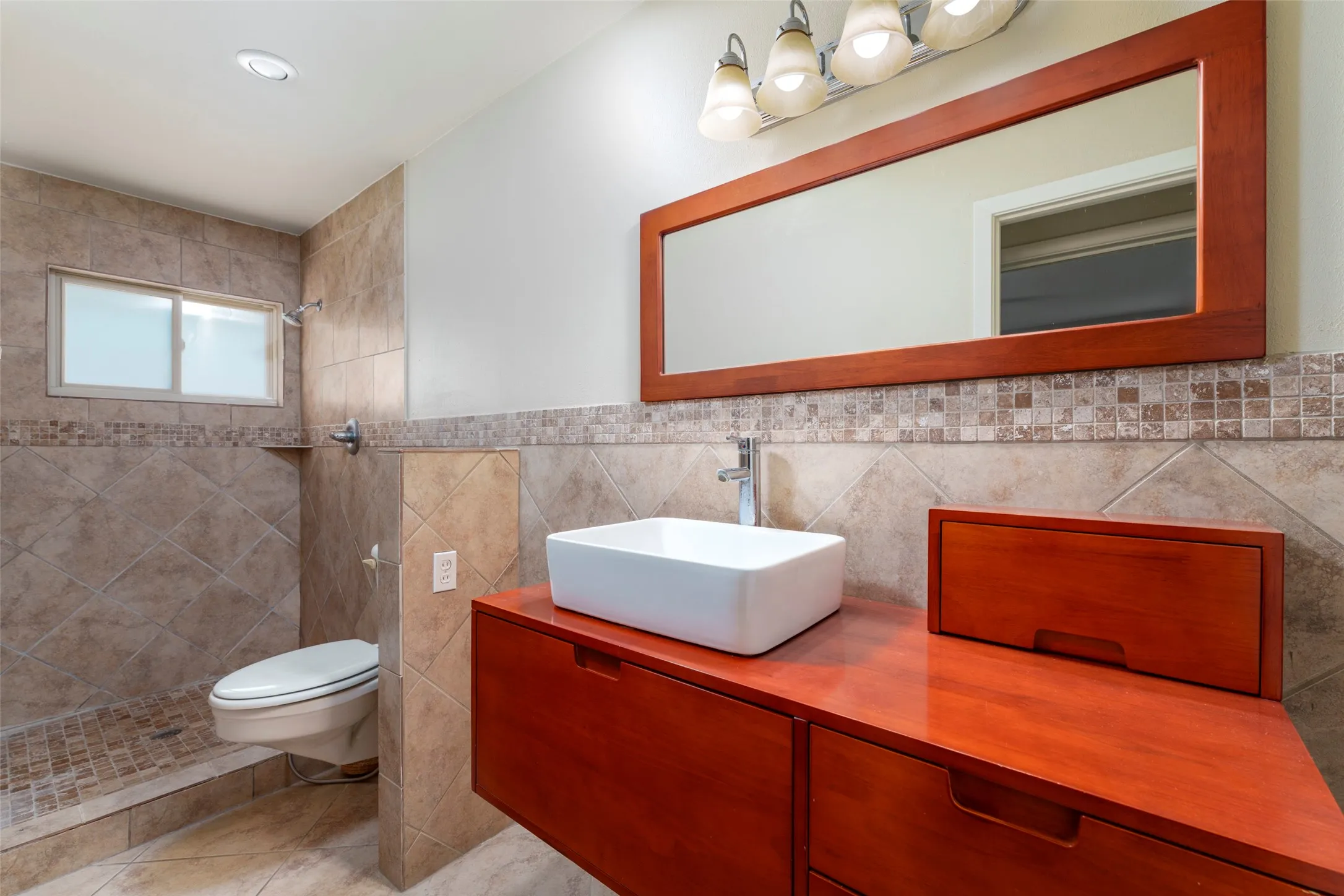 Single Family Residence For Sale in Tarrant County , 1608 Freeman Court, Arlington, Texas 76013, 3 Bedroom, 3 Bathroom, 2 Garage spaces, 2,401 Sqft, built in 1962, mls#21323628, Real Estate Agent in Arlington, Homes For Sale in Tarrant county, Homes For Sale in Arlington, Realtor in Arlington Texas, Real Estate Brokerage Independent Realty Texas, Luminita Cordes Realtor