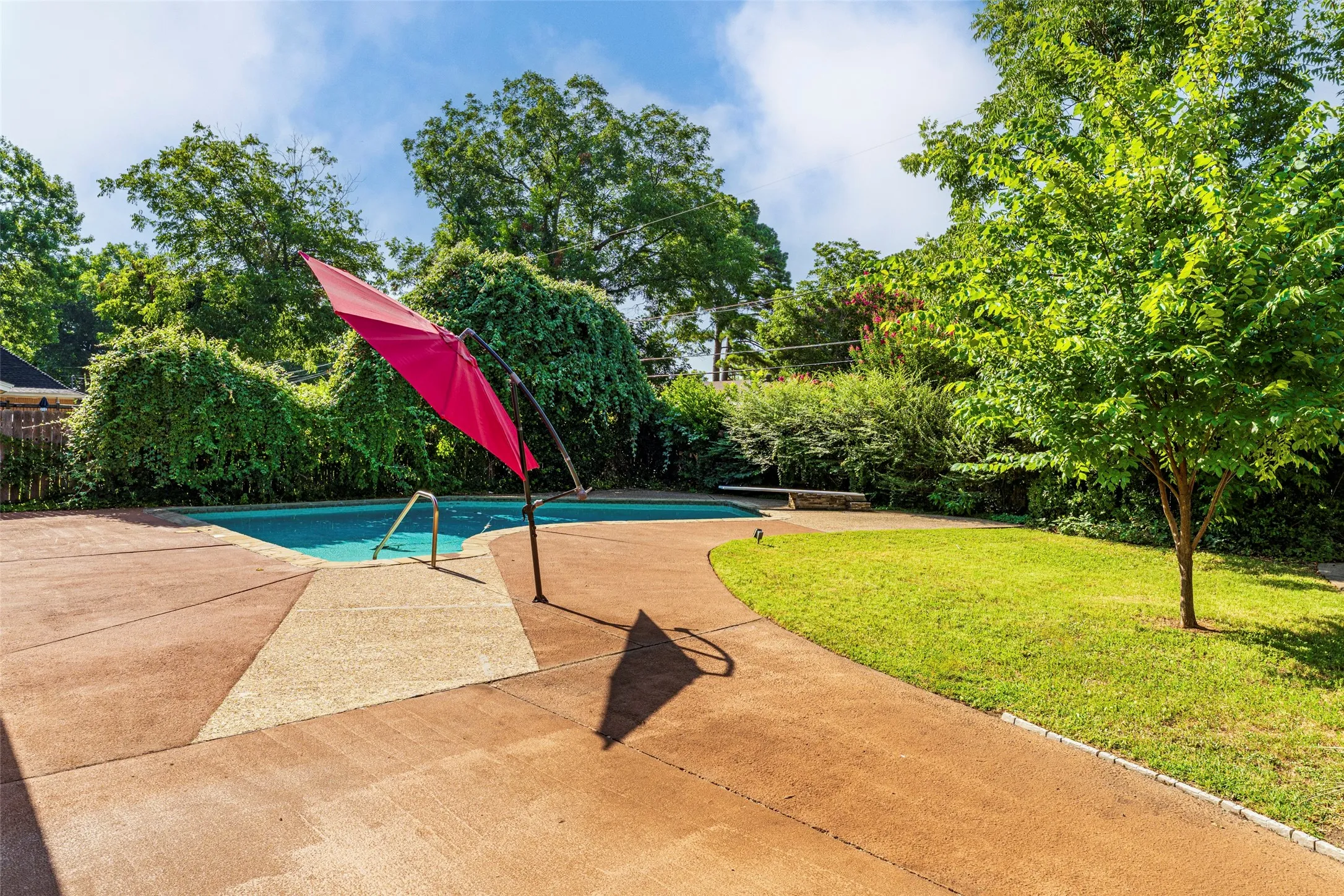 Single Family Residence For Sale in Tarrant County , 1608 Freeman Court, Arlington, Texas 76013, 3 Bedroom, 3 Bathroom, 2 Garage spaces, 2,401 Sqft, built in 1962, mls#21323628, Real Estate Agent in Arlington, Homes For Sale in Tarrant county, Homes For Sale in Arlington, Realtor in Arlington Texas, Real Estate Brokerage Independent Realty Texas, Luminita Cordes Realtor