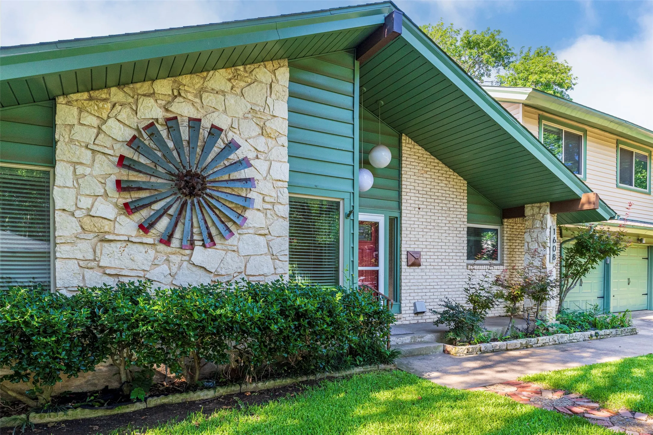 Single Family Residence For Sale in Tarrant County , 1608 Freeman Court, Arlington, Texas 76013, 3 Bedroom, 3 Bathroom, 2 Garage spaces, 2,401 Sqft, built in 1962, mls#21323628, Real Estate Agent in Arlington, Homes For Sale in Tarrant county, Homes For Sale in Arlington, Realtor in Arlington Texas, Real Estate Brokerage Independent Realty Texas, Luminita Cordes Realtor