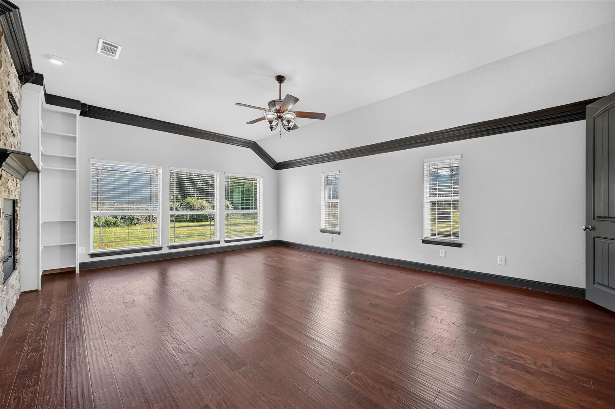 Single Family Residence For Rent in Wise County , 308 W Aurora Vista Trail, Aurora, Texas 76078, 4 Bedroom, 4 Bathroom, 2 Garage spaces, 3,882 Sqft, built in 2007, mls#21324090, Real Estate Agent in Aurora, Homes For Rent in Wise county, Homes For Rent in Aurora, Realtor in Aurora Texas, Real Estate Brokerage Independent Realty Texas, Luminita Cordes Realtor