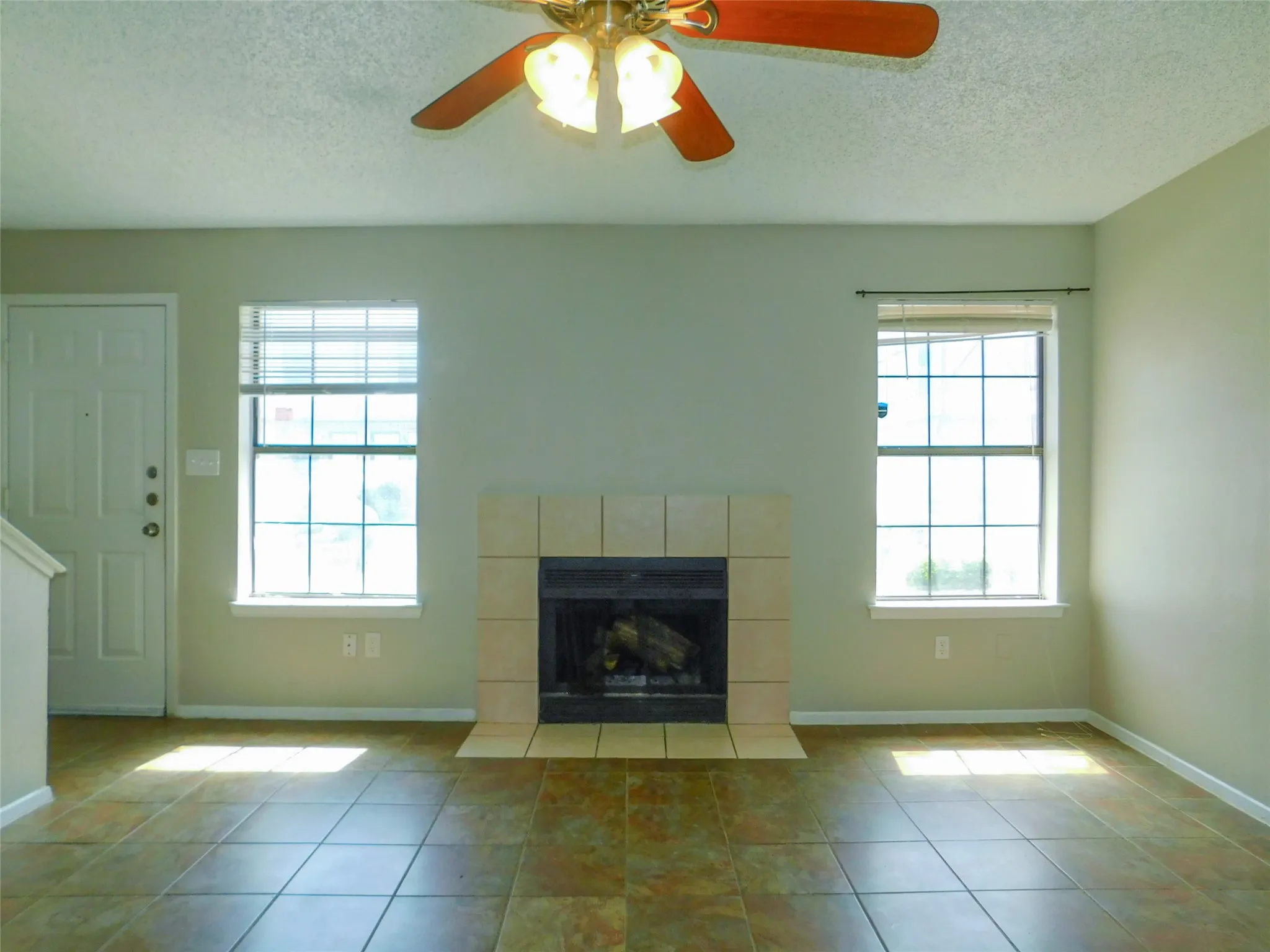 Townhouse For Rent in Denton County , 1137 Dallas Drive, Denton, Texas 76205, 2 Bedroom, 3 Bathroom, Garage spaces, 1,102 Sqft, built in 1982, mls#21323991, Real Estate Agent in Denton, Homes For Rent in Denton county, Homes For Rent in Denton, Realtor in Denton Texas, Real Estate Brokerage Independent Realty Texas, Luminita Cordes Realtor