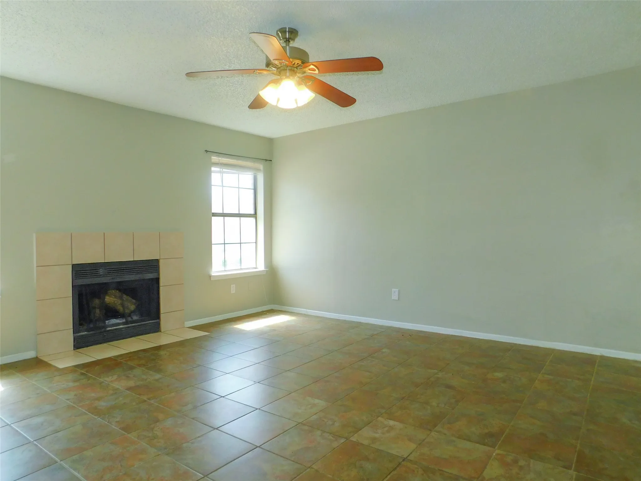 Townhouse For Rent in Denton County , 1137 Dallas Drive, Denton, Texas 76205, 2 Bedroom, 3 Bathroom, Garage spaces, 1,102 Sqft, built in 1982, mls#21323991, Real Estate Agent in Denton, Homes For Rent in Denton county, Homes For Rent in Denton, Realtor in Denton Texas, Real Estate Brokerage Independent Realty Texas, Luminita Cordes Realtor