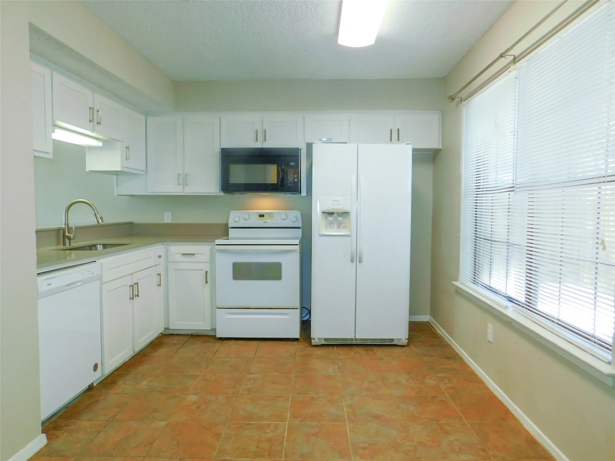 Townhouse For Rent in Denton County , 1137 Dallas Drive, Denton, Texas 76205, 2 Bedroom, 3 Bathroom, Garage spaces, 1,102 Sqft, built in 1982, mls#21323991, Real Estate Agent in Denton, Homes For Rent in Denton county, Homes For Rent in Denton, Realtor in Denton Texas, Real Estate Brokerage Independent Realty Texas, Luminita Cordes Realtor