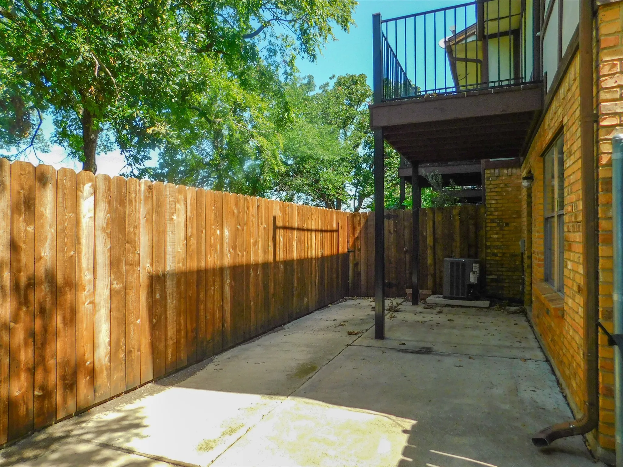 Townhouse For Rent in Denton County , 1137 Dallas Drive, Denton, Texas 76205, 2 Bedroom, 3 Bathroom, Garage spaces, 1,102 Sqft, built in 1982, mls#21323991, Real Estate Agent in Denton, Homes For Rent in Denton county, Homes For Rent in Denton, Realtor in Denton Texas, Real Estate Brokerage Independent Realty Texas, Luminita Cordes Realtor