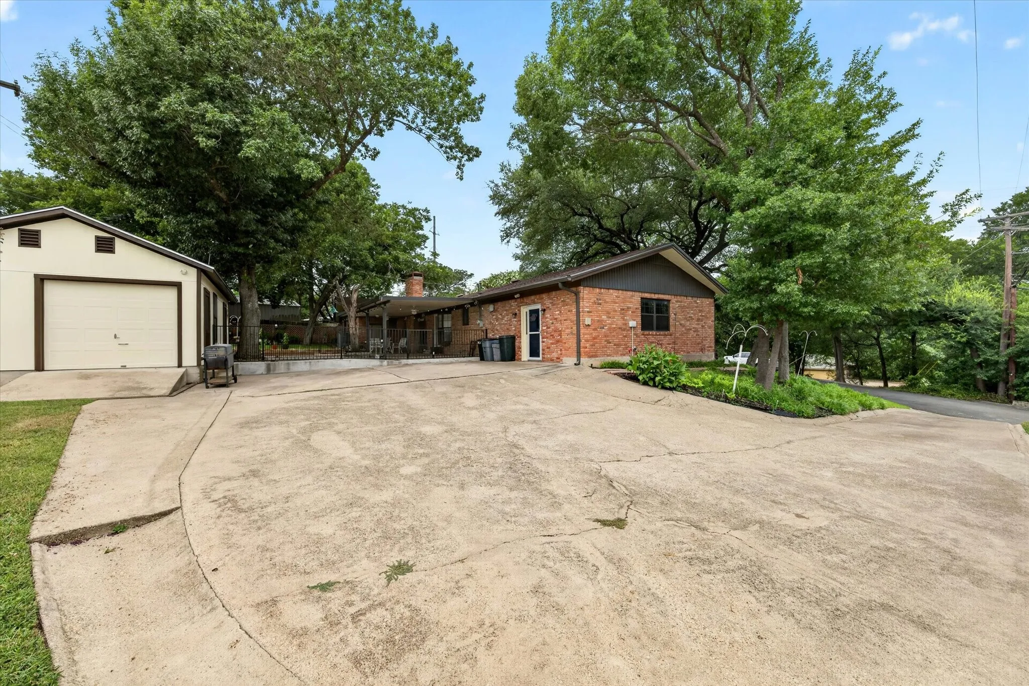 Single Family Residence For Sale in Mc Lennan County , 9700 Brookwood Circle, Woodway, Texas 76712, 3 Bedroom, 2 Bathroom, 1 Garage spaces, 1,882 Sqft, built in 1962, mls#21322555, Real Estate Agent in Woodway, Homes For Sale in Mc Lennan county, Homes For Sale in Woodway, Realtor in Woodway Texas, Real Estate Brokerage Independent Realty Texas, Luminita Cordes Realtor
