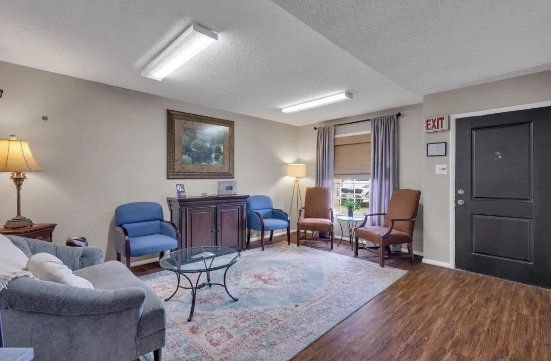 Spacious common area featuring wood-finish flooring, a neutral wall palette, and recessed lighting