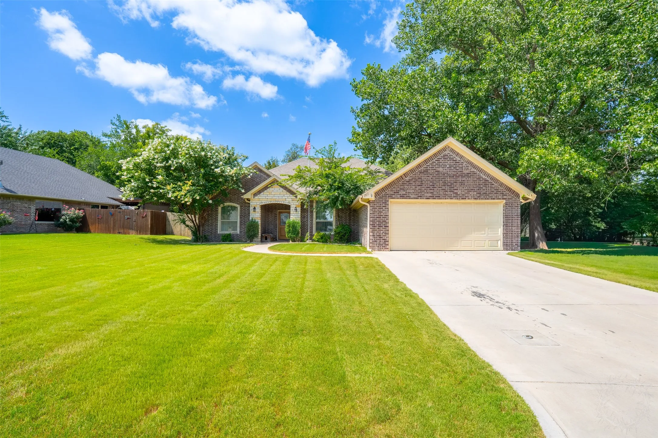 Single Family Residence For Sale in Erath County , 712 Spring Meadow Street, Stephenville, Texas 76401, 3 Bedrooms, 2 Bathrooms, 2 Garage spaces, 1,858 Sqft, built in 2016, Price $415,000, mls#21311410, Real Estate Agent in Stephenville, Homes For Sale in Erath county, Homes For Sale in Stephenville, Realtor in Stephenville Texas, Real Estate Brokerage Independent Realty Texas, Luminita Cordes Realtor