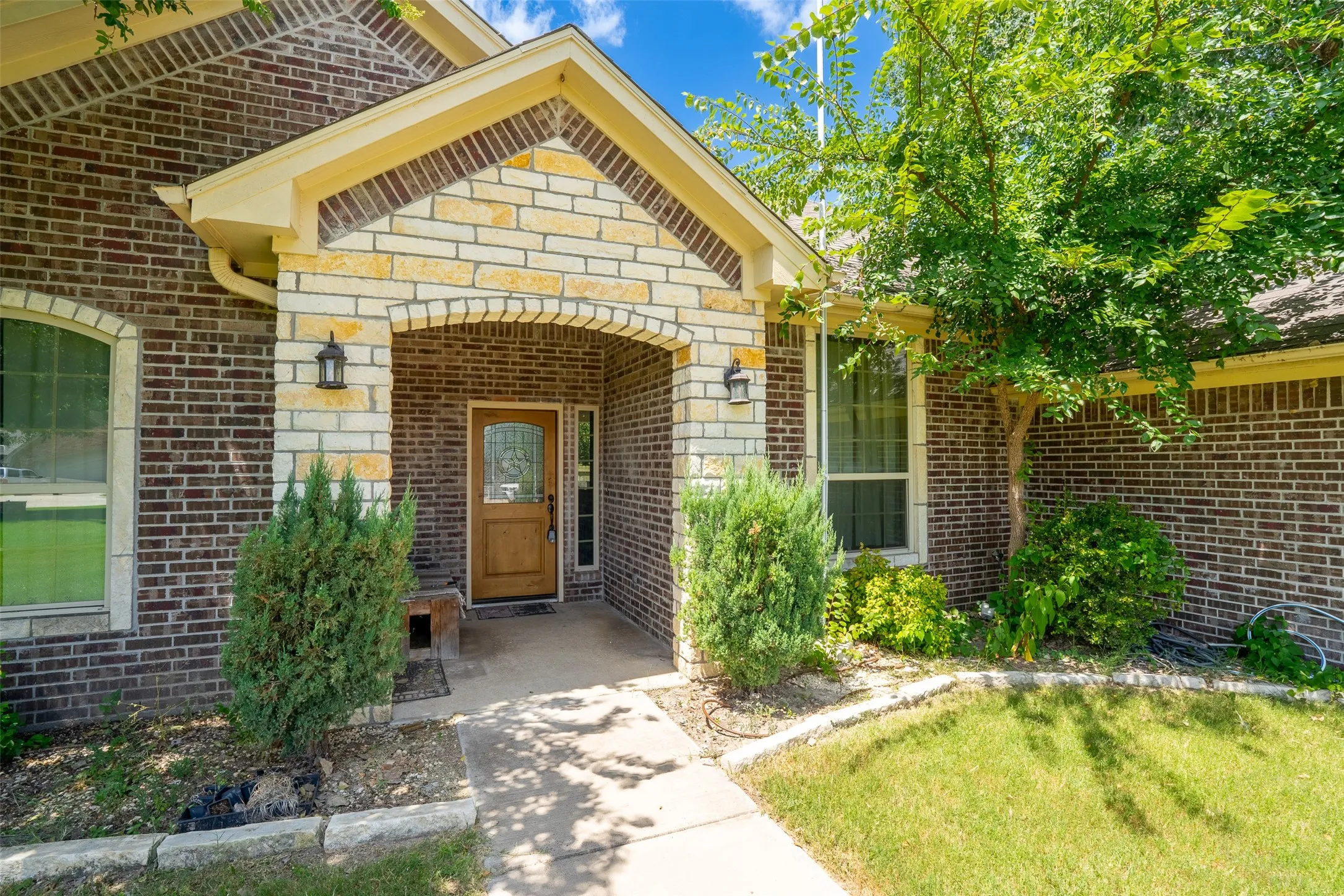 Single Family Residence For Sale in Erath County , 712 Spring Meadow Street, Stephenville, Texas 76401, 3 Bedrooms, 2 Bathrooms, 2 Garage spaces, 1,858 Sqft, built in 2016, Price $415,000, mls#21311410, Real Estate Agent in Stephenville, Homes For Sale in Erath county, Homes For Sale in Stephenville, Realtor in Stephenville Texas, Real Estate Brokerage Independent Realty Texas, Luminita Cordes Realtor