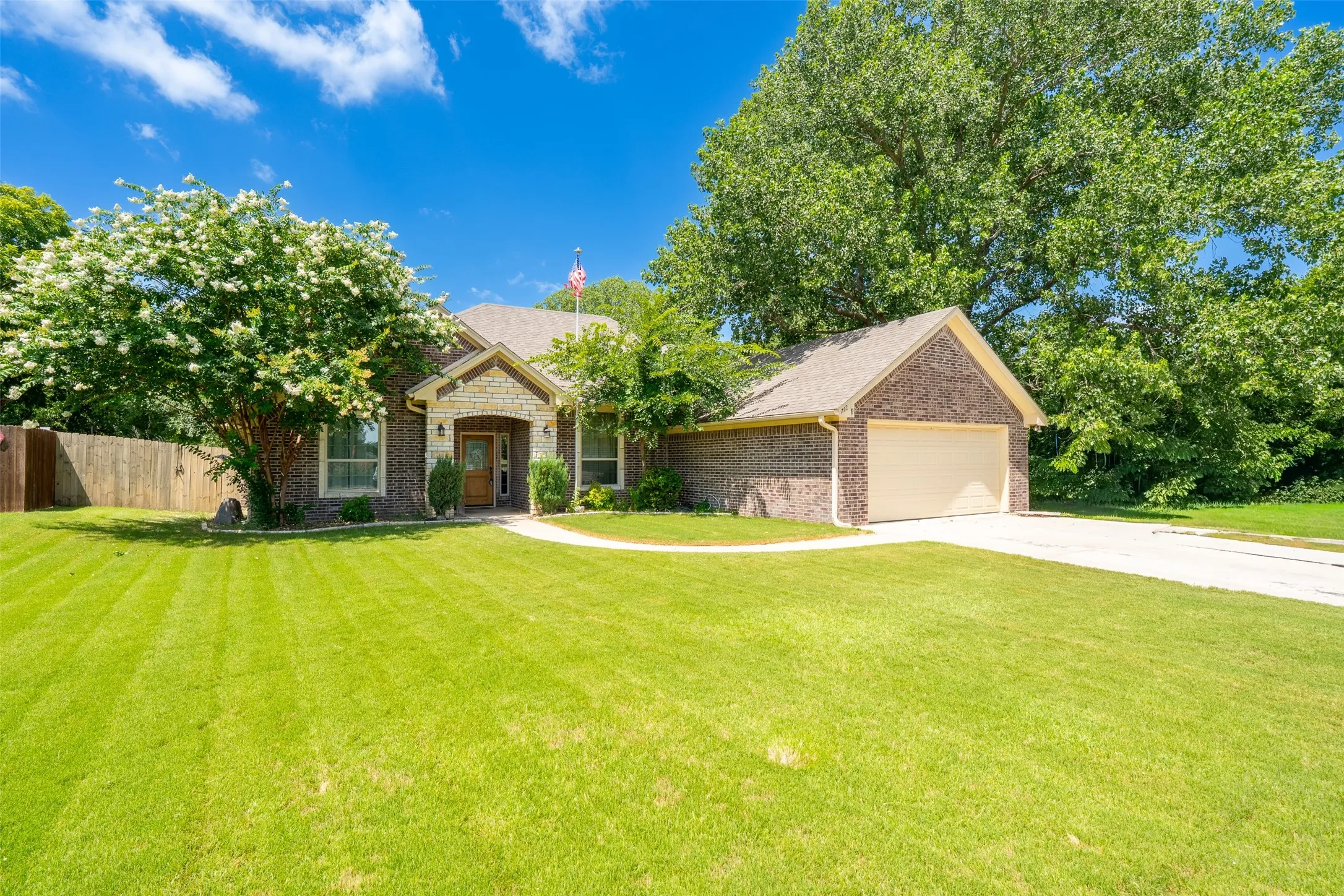 Single Family Residence For Sale in Erath County , 712 Spring Meadow Street, Stephenville, Texas 76401, 3 Bedrooms, 2 Bathrooms, 2 Garage spaces, 1,858 Sqft, built in 2016, Price $415,000, mls#21311410, Real Estate Agent in Stephenville, Homes For Sale in Erath county, Homes For Sale in Stephenville, Realtor in Stephenville Texas, Real Estate Brokerage Independent Realty Texas, Luminita Cordes Realtor