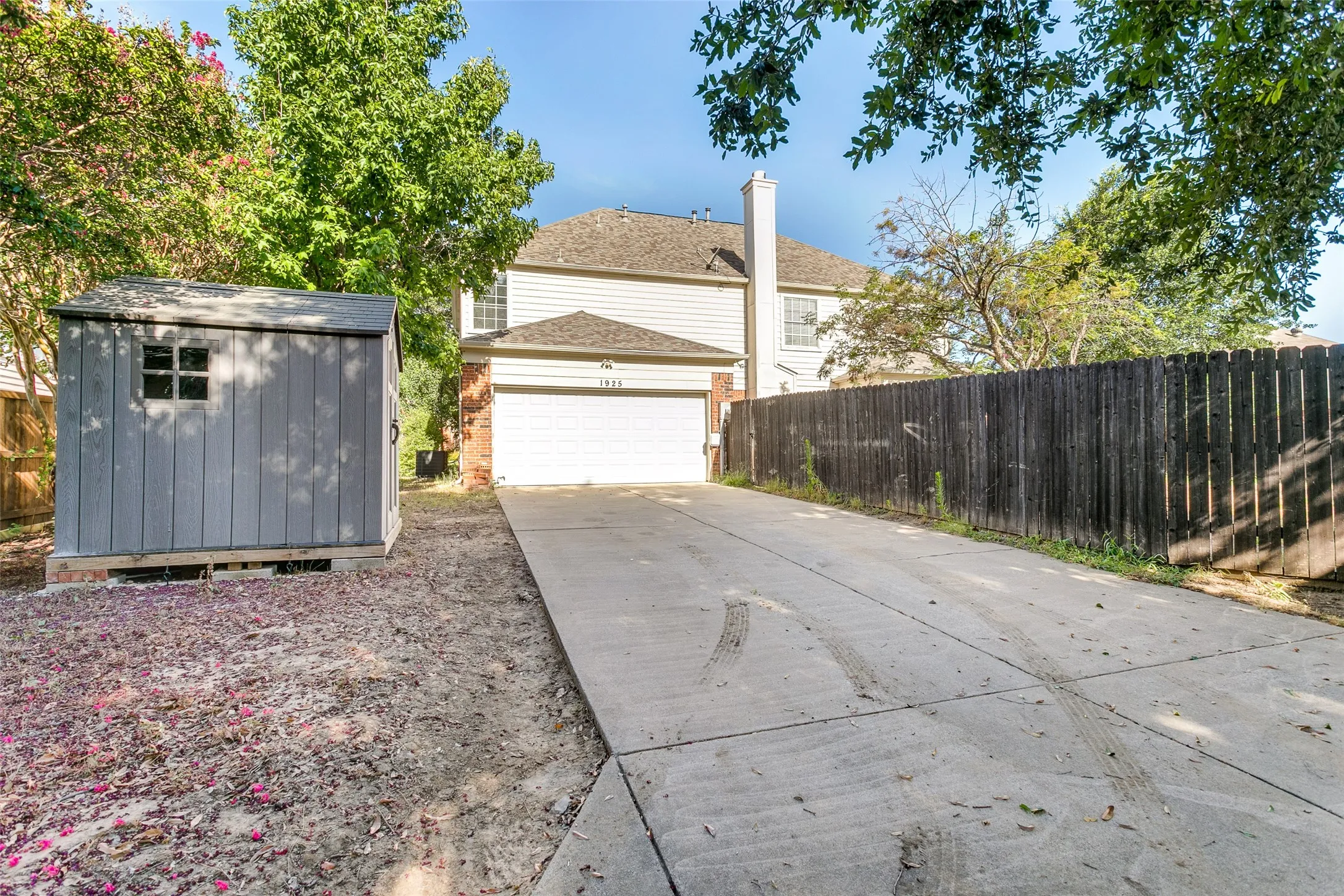 Single Family Residence For Rent in Denton County , 1925 Sunrise Trail, Lewisville, Texas 75067, 4 Bedroom, 3 Bathroom, 2 Garage spaces, 2,811 Sqft, built in 1991, mls#21324118, Real Estate Agent in Lewisville, Homes For Rent in Denton county, Homes For Rent in Lewisville, Realtor in Lewisville Texas, Real Estate Brokerage Independent Realty Texas, Luminita Cordes Realtor