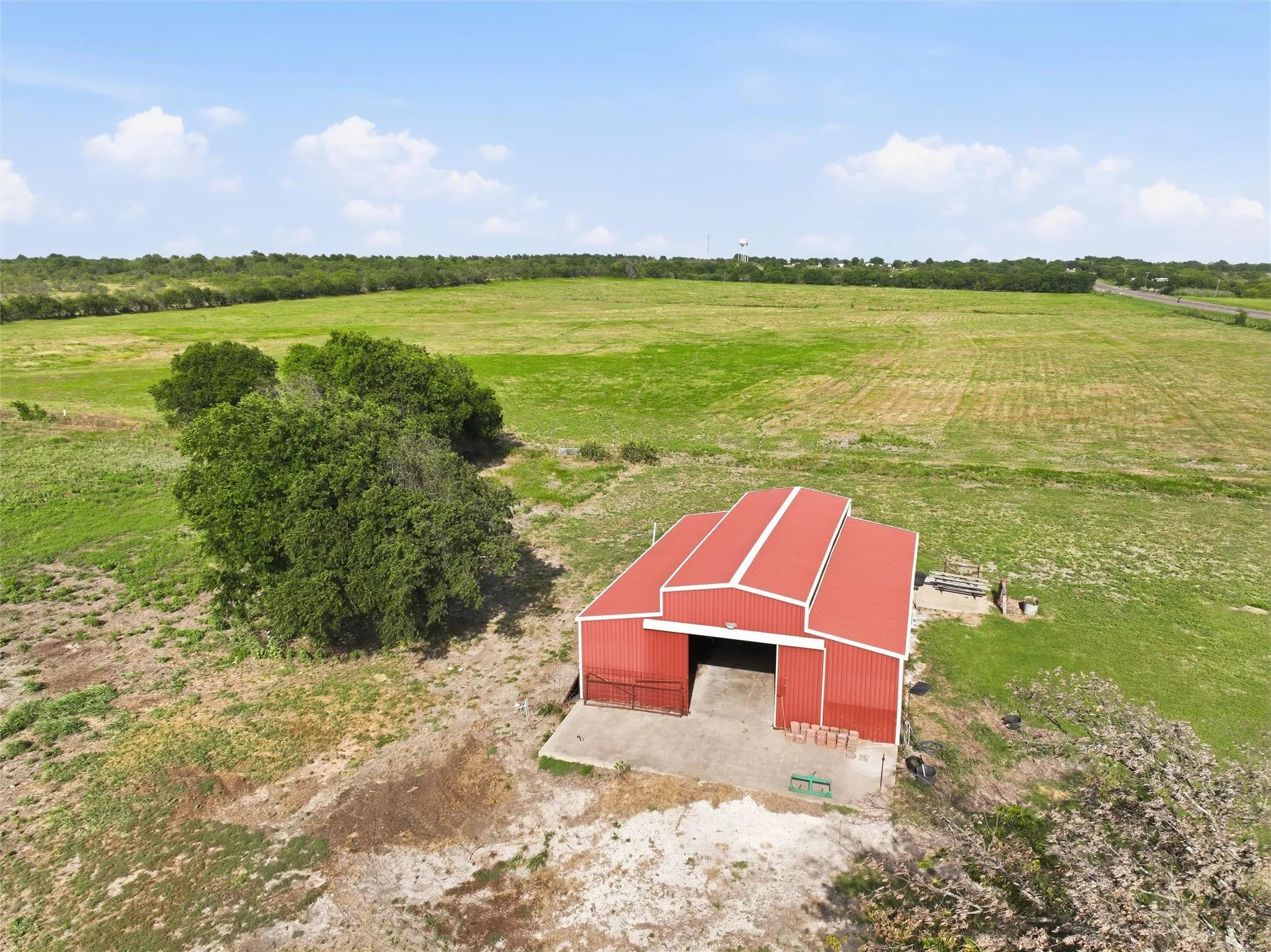 Farm For Sale in Mc Lennan County , 4554 Eddy Gatesville Parkway, Moody, Texas 76557, 1 Bedroom, 1 Bathroom, Garage spaces, 572 Sqft, built in 2003, mls#21317095, Real Estate Agent in Moody, Homes For Sale in Mc Lennan county, Homes For Sale in Moody, Realtor in Moody Texas, Real Estate Brokerage Independent Realty Texas, Luminita Cordes Realtor