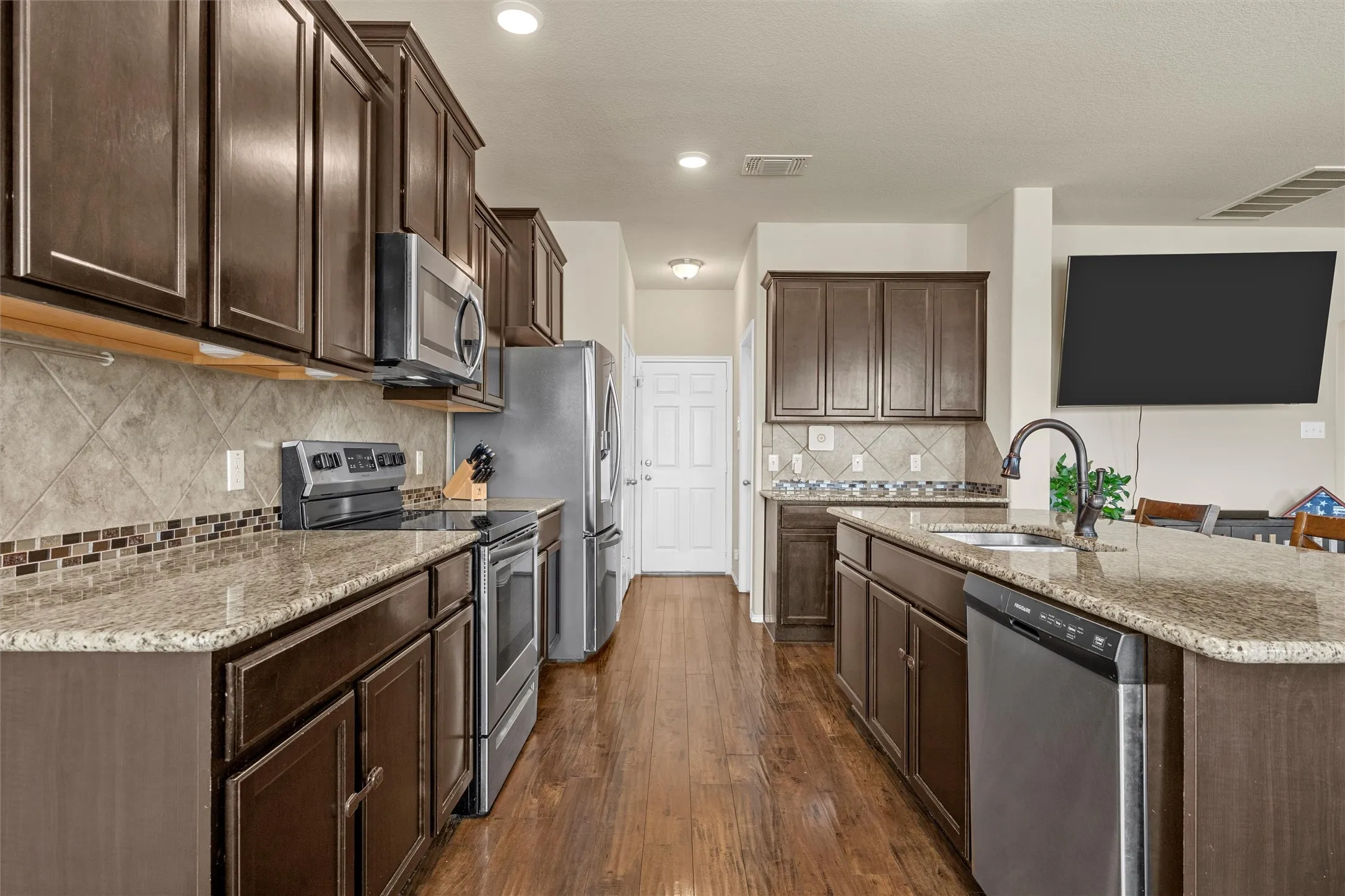 Single Family Residence For Sale in Mc Lennan County , 11116 Whitlock Drive, Lorena, Texas 76655, 5 Bedroom, 3 Bathroom, 2 Garage spaces, 2,565 Sqft, built in 2018, mls#21323603, Real Estate Agent in Lorena, Homes For Sale in Mc Lennan county, Homes For Sale in Lorena, Realtor in Lorena Texas, Real Estate Brokerage Independent Realty Texas, Luminita Cordes Realtor
