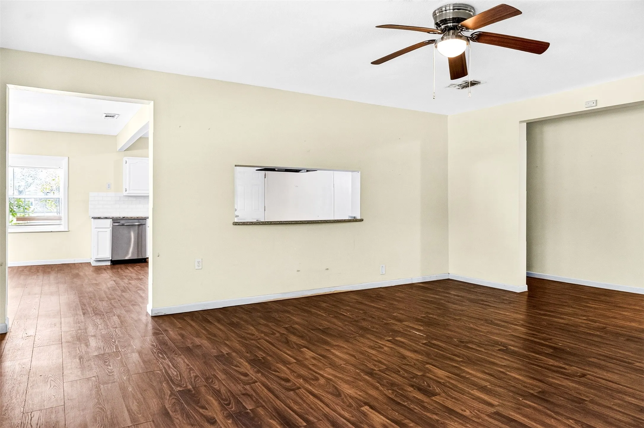 Single Family Residence For Sale in Hunt County , 3901 Moulton Street, Greenville, Texas 75401, 5 Bedroom, 3 Bathroom, 3 Garage spaces, 2,439 Sqft, built in 1960, mls#21324189, Real Estate Agent in Greenville, Homes For Sale in Hunt county, Homes For Sale in Greenville, Realtor in Greenville Texas, Real Estate Brokerage Independent Realty Texas, Luminita Cordes Realtor