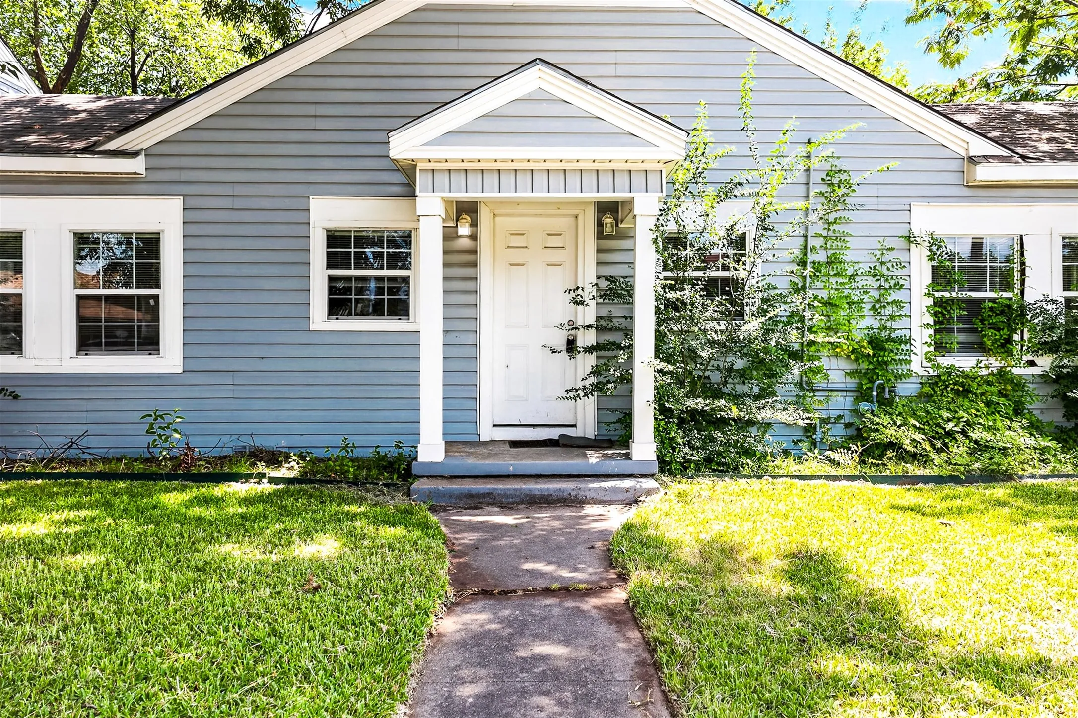 Single Family Residence For Sale in Hunt County , 3901 Moulton Street, Greenville, Texas 75401, 5 Bedroom, 3 Bathroom, 3 Garage spaces, 2,439 Sqft, built in 1960, mls#21324189, Real Estate Agent in Greenville, Homes For Sale in Hunt county, Homes For Sale in Greenville, Realtor in Greenville Texas, Real Estate Brokerage Independent Realty Texas, Luminita Cordes Realtor