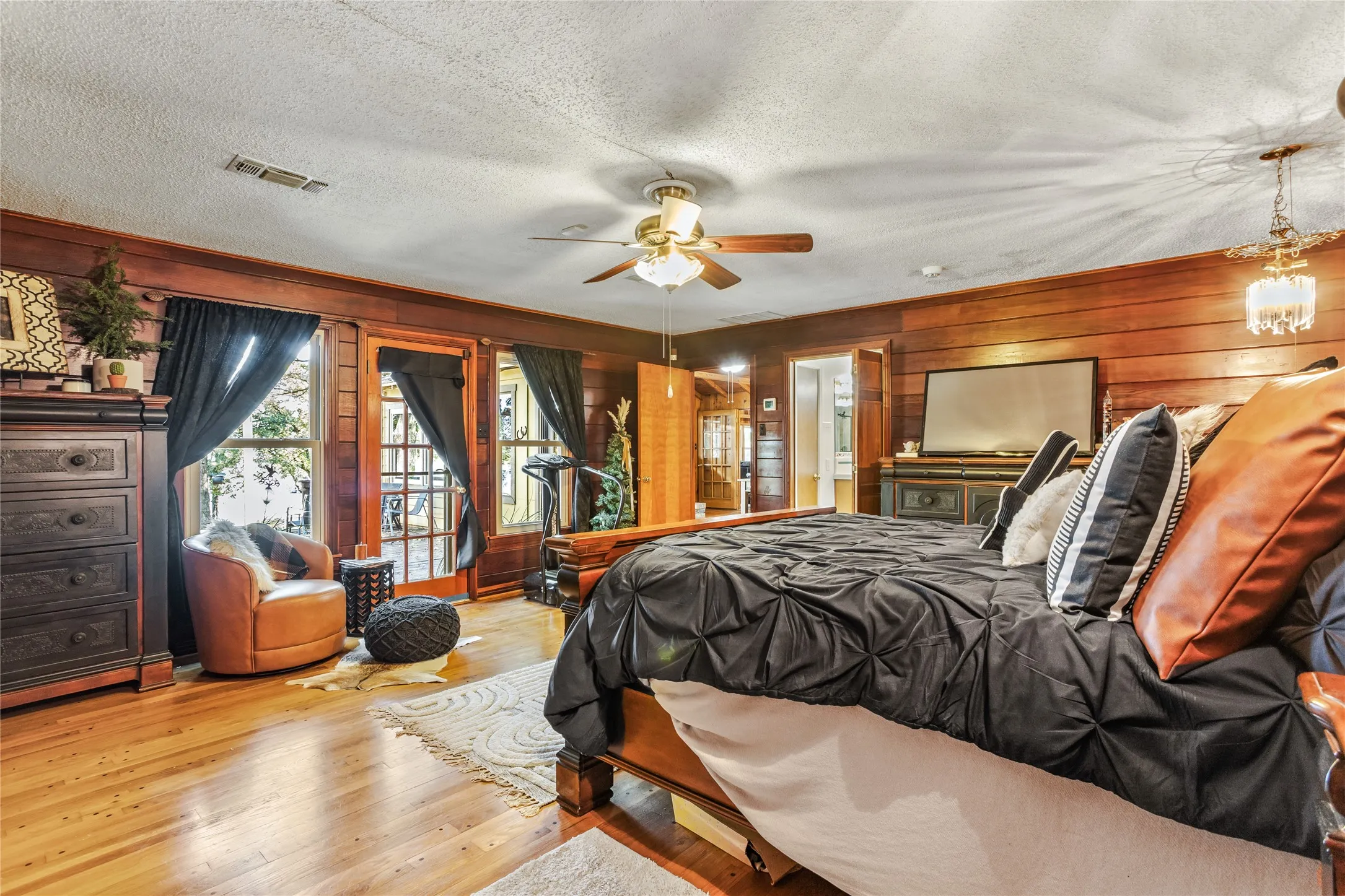 Single Family Residence For Sale in Tarrant County , 916 Kimbrough Road, Azle, Texas 76020, 2 Bedrooms, 2 Bathrooms, 1 Garage spaces, 2,721 Sqft, built in 1950, Price $855,000, mls#21324207, Real Estate Agent in Azle, Homes For Sale in Tarrant county, Homes For Sale in Azle, Realtor in Azle Texas, Real Estate Brokerage Independent Realty Texas, Luminita Cordes Realtor