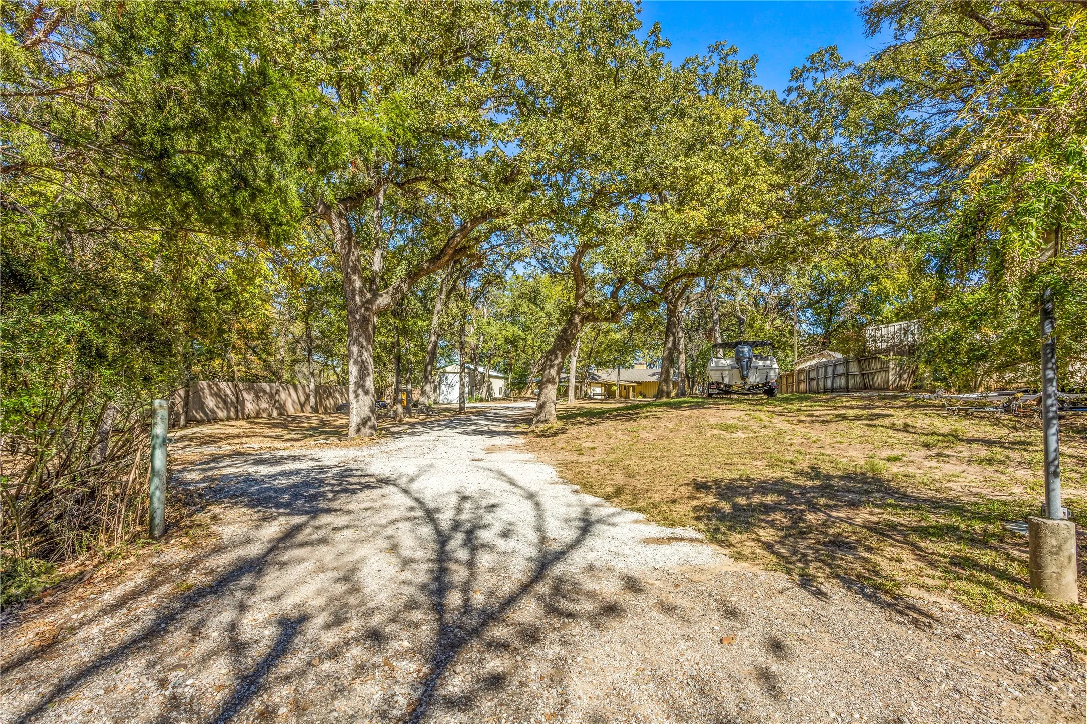 Single Family Residence For Sale in Tarrant County , 916 Kimbrough Road, Azle, Texas 76020, 2 Bedrooms, 2 Bathrooms, 1 Garage spaces, 2,721 Sqft, built in 1950, Price $855,000, mls#21324207, Real Estate Agent in Azle, Homes For Sale in Tarrant county, Homes For Sale in Azle, Realtor in Azle Texas, Real Estate Brokerage Independent Realty Texas, Luminita Cordes Realtor