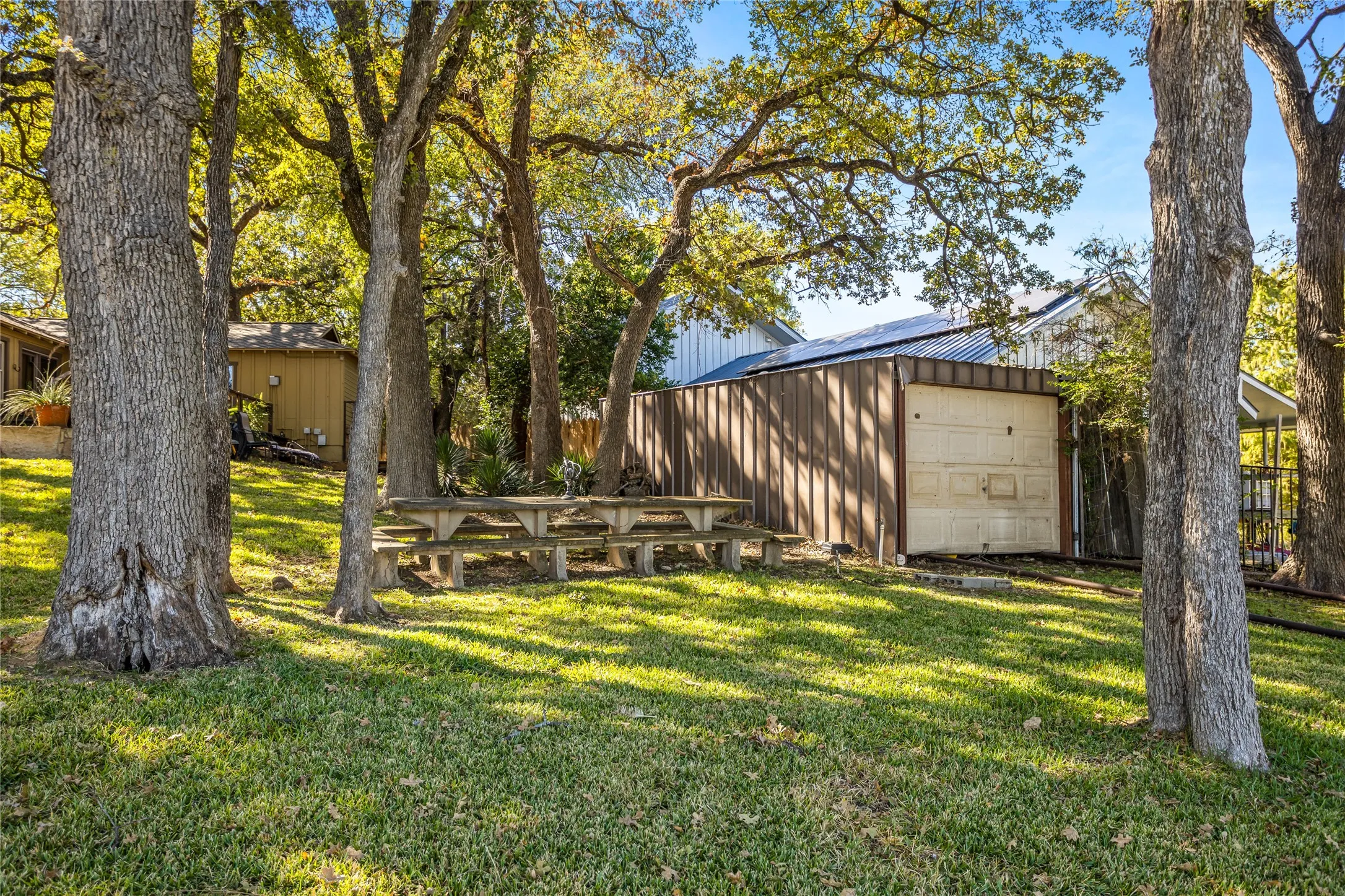 Single Family Residence For Sale in Tarrant County , 916 Kimbrough Road, Azle, Texas 76020, 2 Bedrooms, 2 Bathrooms, 1 Garage spaces, 2,721 Sqft, built in 1950, Price $855,000, mls#21324207, Real Estate Agent in Azle, Homes For Sale in Tarrant county, Homes For Sale in Azle, Realtor in Azle Texas, Real Estate Brokerage Independent Realty Texas, Luminita Cordes Realtor