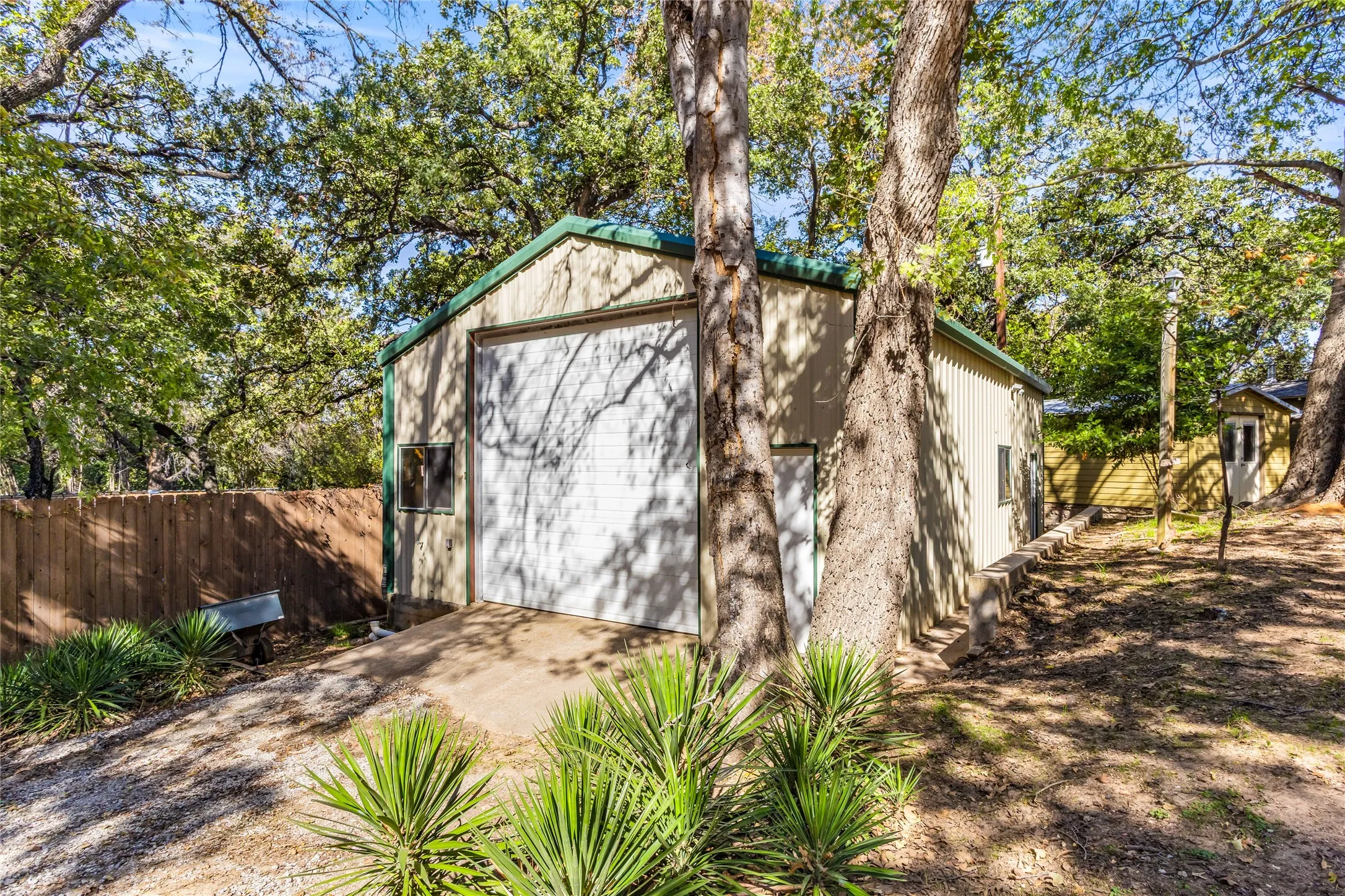 Single Family Residence For Sale in Tarrant County , 916 Kimbrough Road, Azle, Texas 76020, 2 Bedrooms, 2 Bathrooms, 1 Garage spaces, 2,721 Sqft, built in 1950, Price $855,000, mls#21324207, Real Estate Agent in Azle, Homes For Sale in Tarrant county, Homes For Sale in Azle, Realtor in Azle Texas, Real Estate Brokerage Independent Realty Texas, Luminita Cordes Realtor