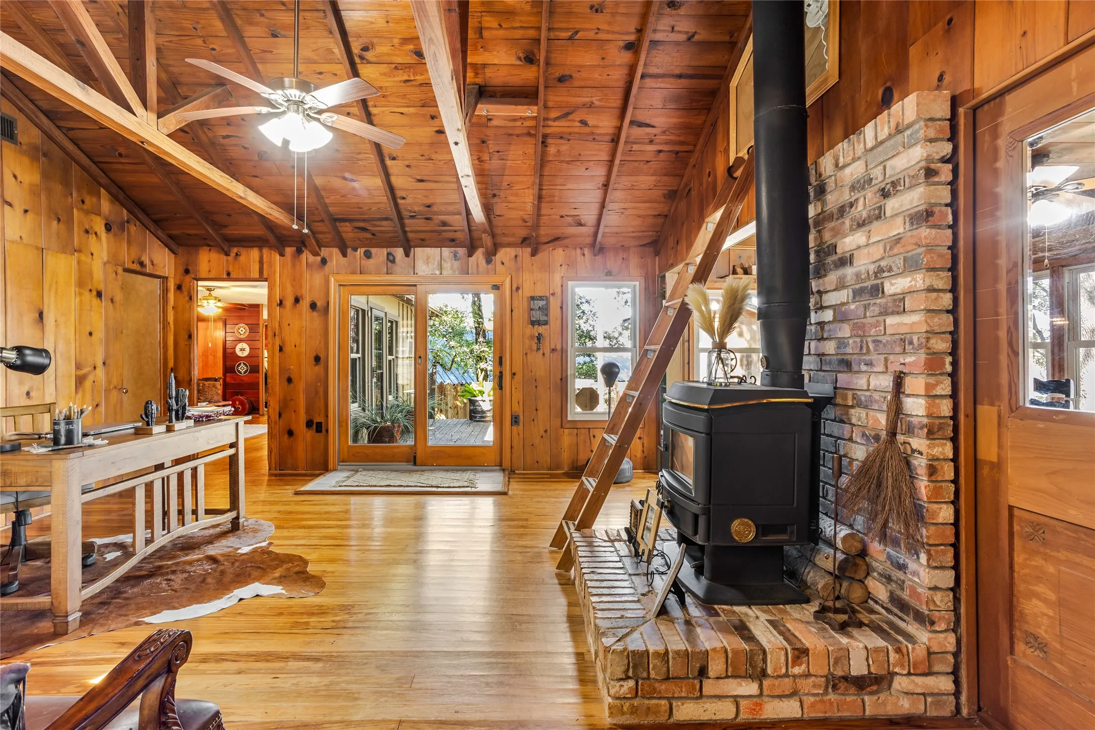 Single Family Residence For Sale in Tarrant County , 916 Kimbrough Road, Azle, Texas 76020, 2 Bedrooms, 2 Bathrooms, 1 Garage spaces, 2,721 Sqft, built in 1950, Price $855,000, mls#21324207, Real Estate Agent in Azle, Homes For Sale in Tarrant county, Homes For Sale in Azle, Realtor in Azle Texas, Real Estate Brokerage Independent Realty Texas, Luminita Cordes Realtor