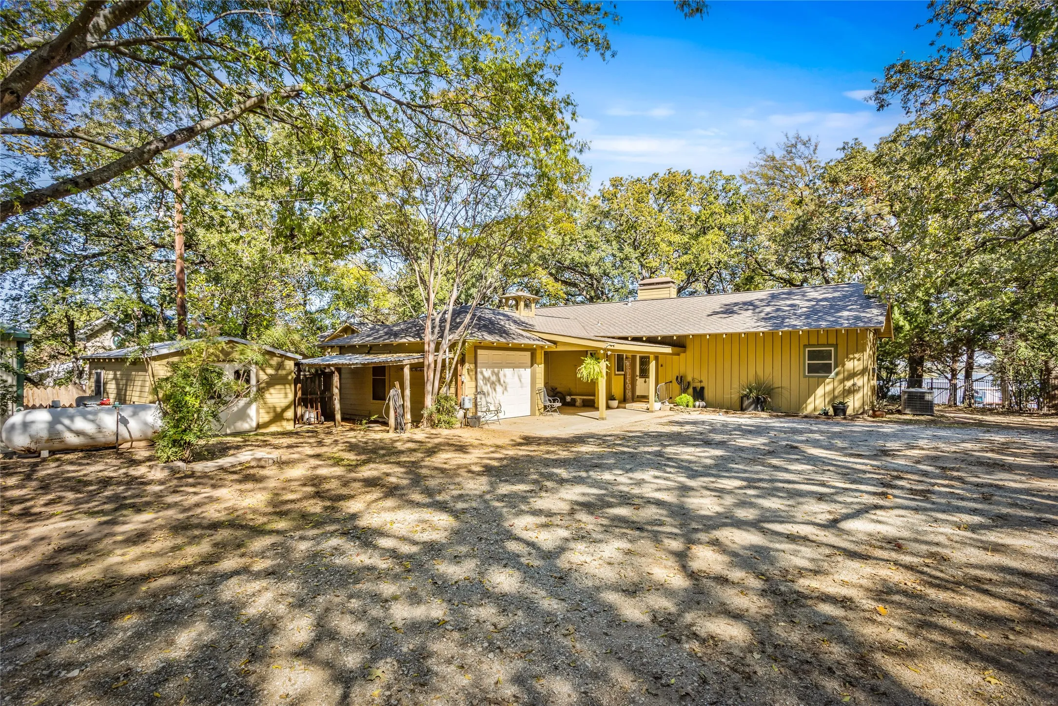 Single Family Residence For Sale in Tarrant County , 916 Kimbrough Road, Azle, Texas 76020, 2 Bedrooms, 2 Bathrooms, 1 Garage spaces, 2,721 Sqft, built in 1950, Price $855,000, mls#21324207, Real Estate Agent in Azle, Homes For Sale in Tarrant county, Homes For Sale in Azle, Realtor in Azle Texas, Real Estate Brokerage Independent Realty Texas, Luminita Cordes Realtor