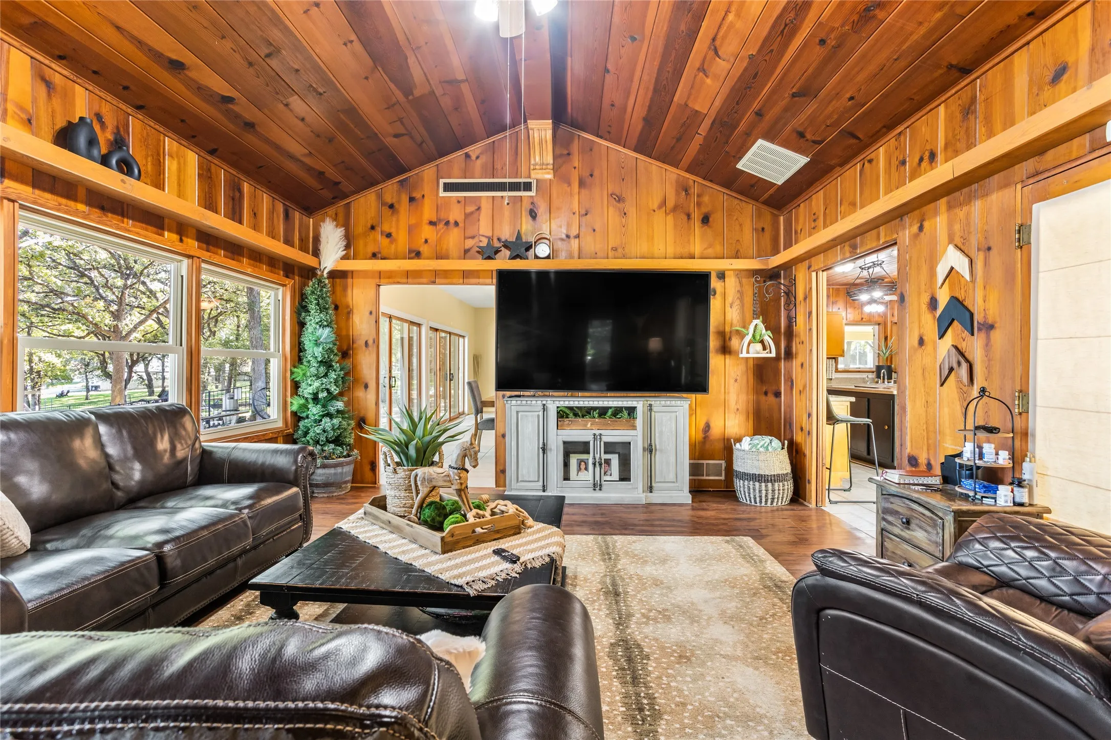 Single Family Residence For Sale in Tarrant County , 916 Kimbrough Road, Azle, Texas 76020, 2 Bedrooms, 2 Bathrooms, 1 Garage spaces, 2,721 Sqft, built in 1950, Price $855,000, mls#21324207, Real Estate Agent in Azle, Homes For Sale in Tarrant county, Homes For Sale in Azle, Realtor in Azle Texas, Real Estate Brokerage Independent Realty Texas, Luminita Cordes Realtor
