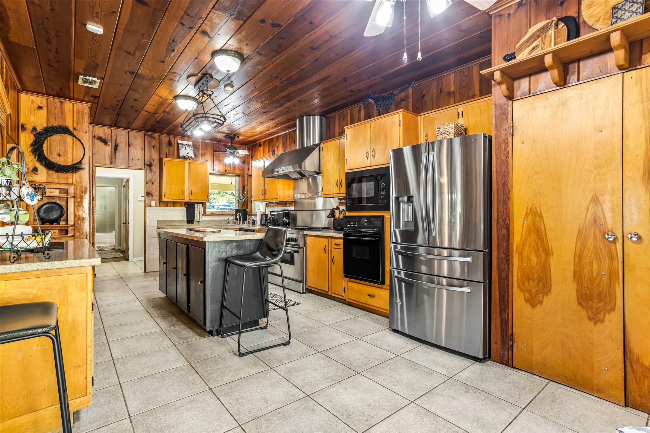 Single Family Residence For Sale in Tarrant County , 916 Kimbrough Road, Azle, Texas 76020, 2 Bedrooms, 2 Bathrooms, 1 Garage spaces, 2,721 Sqft, built in 1950, Price $855,000, mls#21324207, Real Estate Agent in Azle, Homes For Sale in Tarrant county, Homes For Sale in Azle, Realtor in Azle Texas, Real Estate Brokerage Independent Realty Texas, Luminita Cordes Realtor