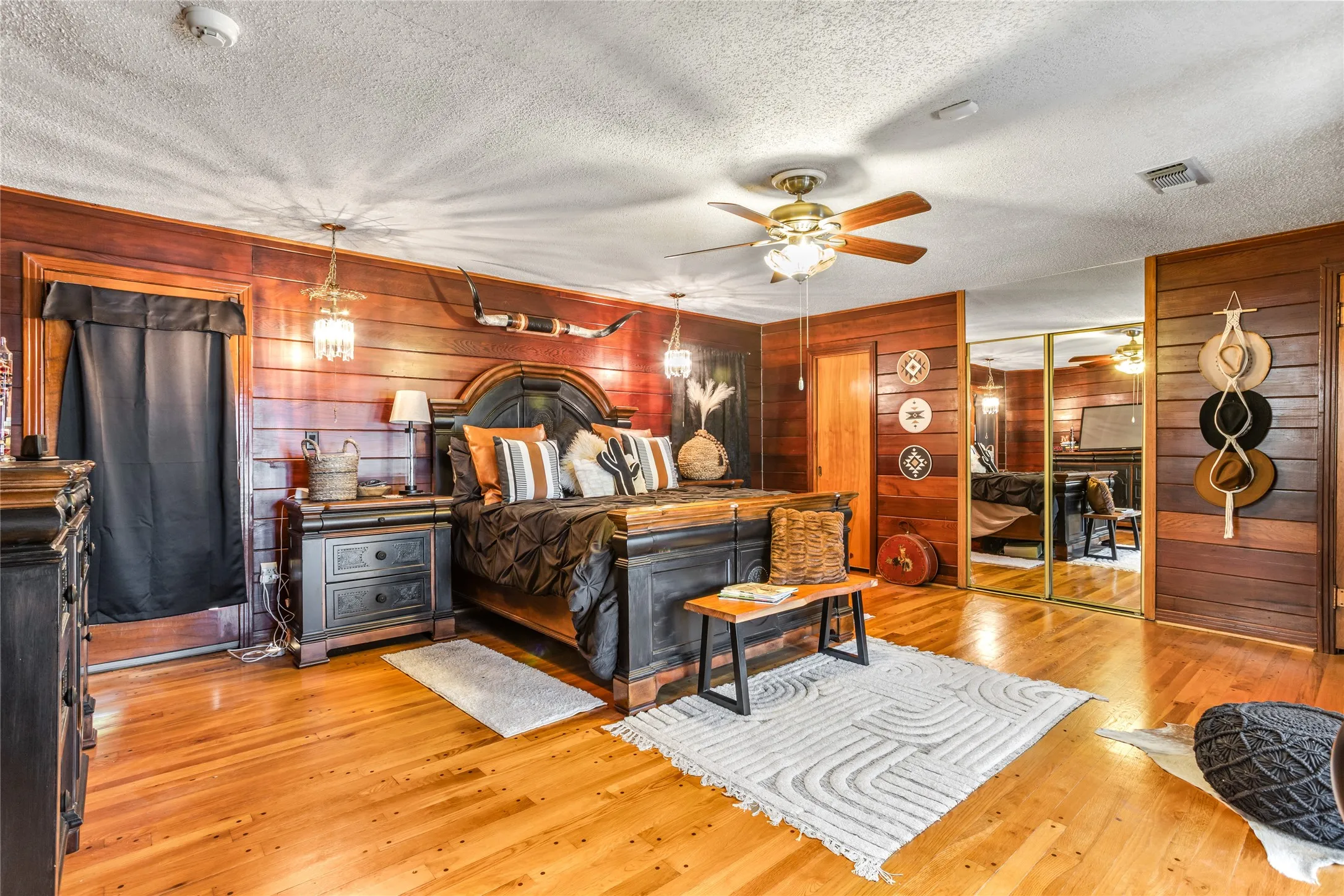 Single Family Residence For Sale in Tarrant County , 916 Kimbrough Road, Azle, Texas 76020, 2 Bedrooms, 2 Bathrooms, 1 Garage spaces, 2,721 Sqft, built in 1950, Price $855,000, mls#21324207, Real Estate Agent in Azle, Homes For Sale in Tarrant county, Homes For Sale in Azle, Realtor in Azle Texas, Real Estate Brokerage Independent Realty Texas, Luminita Cordes Realtor