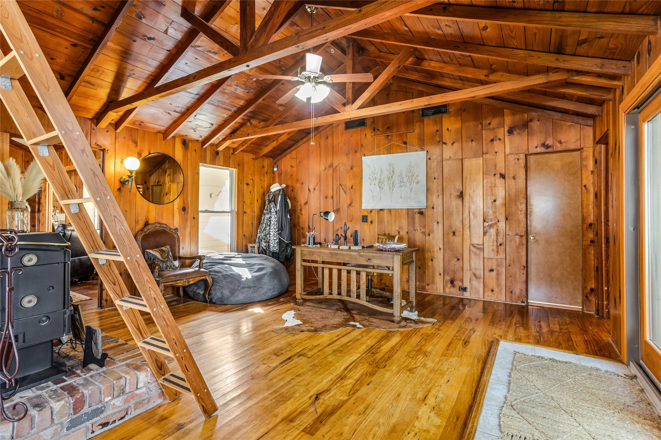 Single Family Residence For Sale in Tarrant County , 916 Kimbrough Road, Azle, Texas 76020, 2 Bedrooms, 2 Bathrooms, 1 Garage spaces, 2,721 Sqft, built in 1950, Price $855,000, mls#21324207, Real Estate Agent in Azle, Homes For Sale in Tarrant county, Homes For Sale in Azle, Realtor in Azle Texas, Real Estate Brokerage Independent Realty Texas, Luminita Cordes Realtor