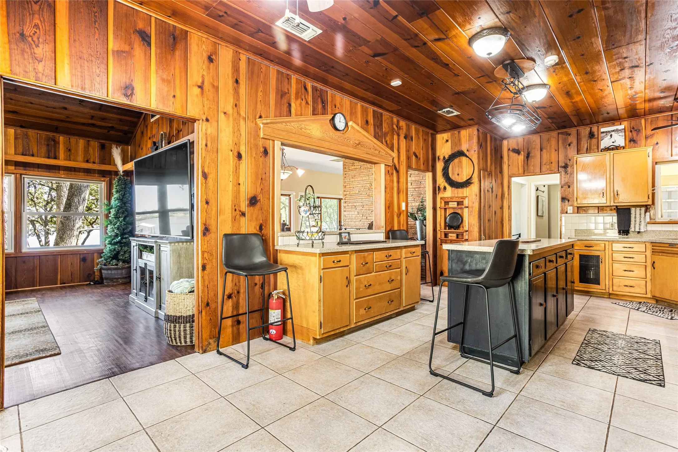 Single Family Residence For Sale in Tarrant County , 916 Kimbrough Road, Azle, Texas 76020, 2 Bedrooms, 2 Bathrooms, 1 Garage spaces, 2,721 Sqft, built in 1950, Price $855,000, mls#21324207, Real Estate Agent in Azle, Homes For Sale in Tarrant county, Homes For Sale in Azle, Realtor in Azle Texas, Real Estate Brokerage Independent Realty Texas, Luminita Cordes Realtor