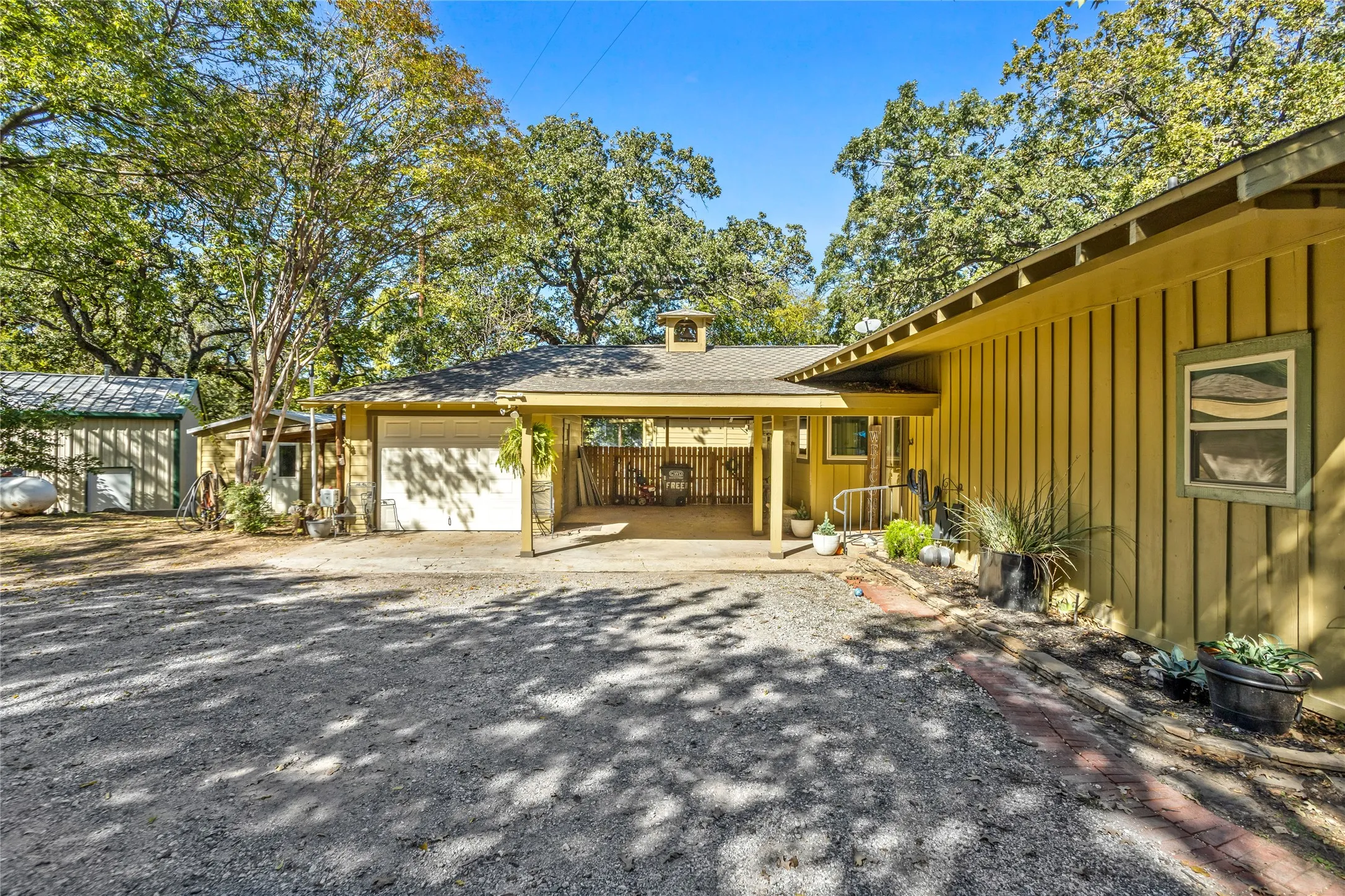 Single Family Residence For Sale in Tarrant County , 916 Kimbrough Road, Azle, Texas 76020, 2 Bedrooms, 2 Bathrooms, 1 Garage spaces, 2,721 Sqft, built in 1950, Price $855,000, mls#21324207, Real Estate Agent in Azle, Homes For Sale in Tarrant county, Homes For Sale in Azle, Realtor in Azle Texas, Real Estate Brokerage Independent Realty Texas, Luminita Cordes Realtor