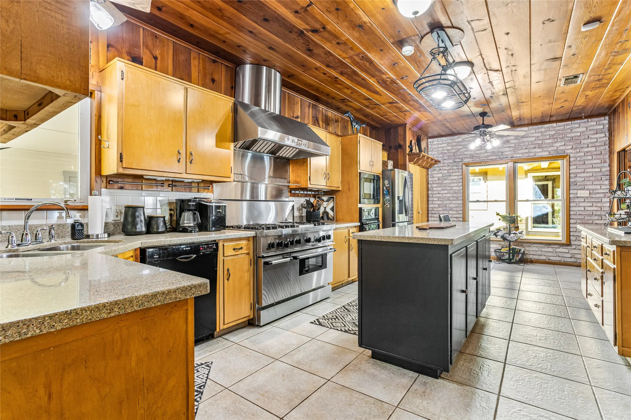 Single Family Residence For Sale in Tarrant County , 916 Kimbrough Road, Azle, Texas 76020, 2 Bedrooms, 2 Bathrooms, 1 Garage spaces, 2,721 Sqft, built in 1950, Price $855,000, mls#21324207, Real Estate Agent in Azle, Homes For Sale in Tarrant county, Homes For Sale in Azle, Realtor in Azle Texas, Real Estate Brokerage Independent Realty Texas, Luminita Cordes Realtor