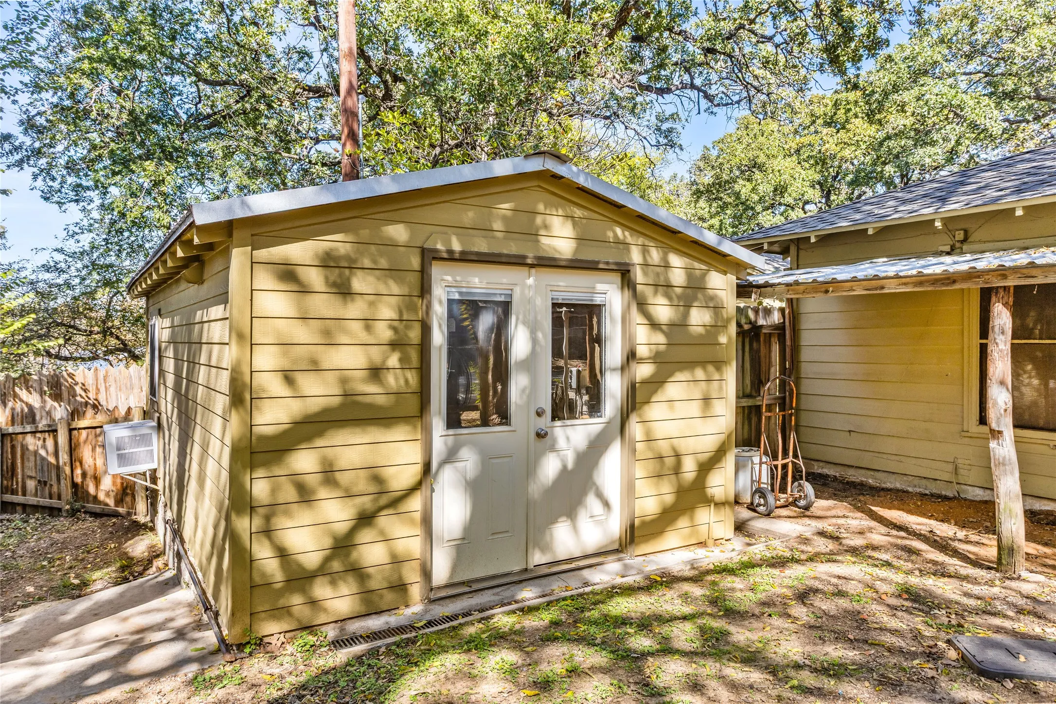 Single Family Residence For Sale in Tarrant County , 916 Kimbrough Road, Azle, Texas 76020, 2 Bedrooms, 2 Bathrooms, 1 Garage spaces, 2,721 Sqft, built in 1950, Price $855,000, mls#21324207, Real Estate Agent in Azle, Homes For Sale in Tarrant county, Homes For Sale in Azle, Realtor in Azle Texas, Real Estate Brokerage Independent Realty Texas, Luminita Cordes Realtor