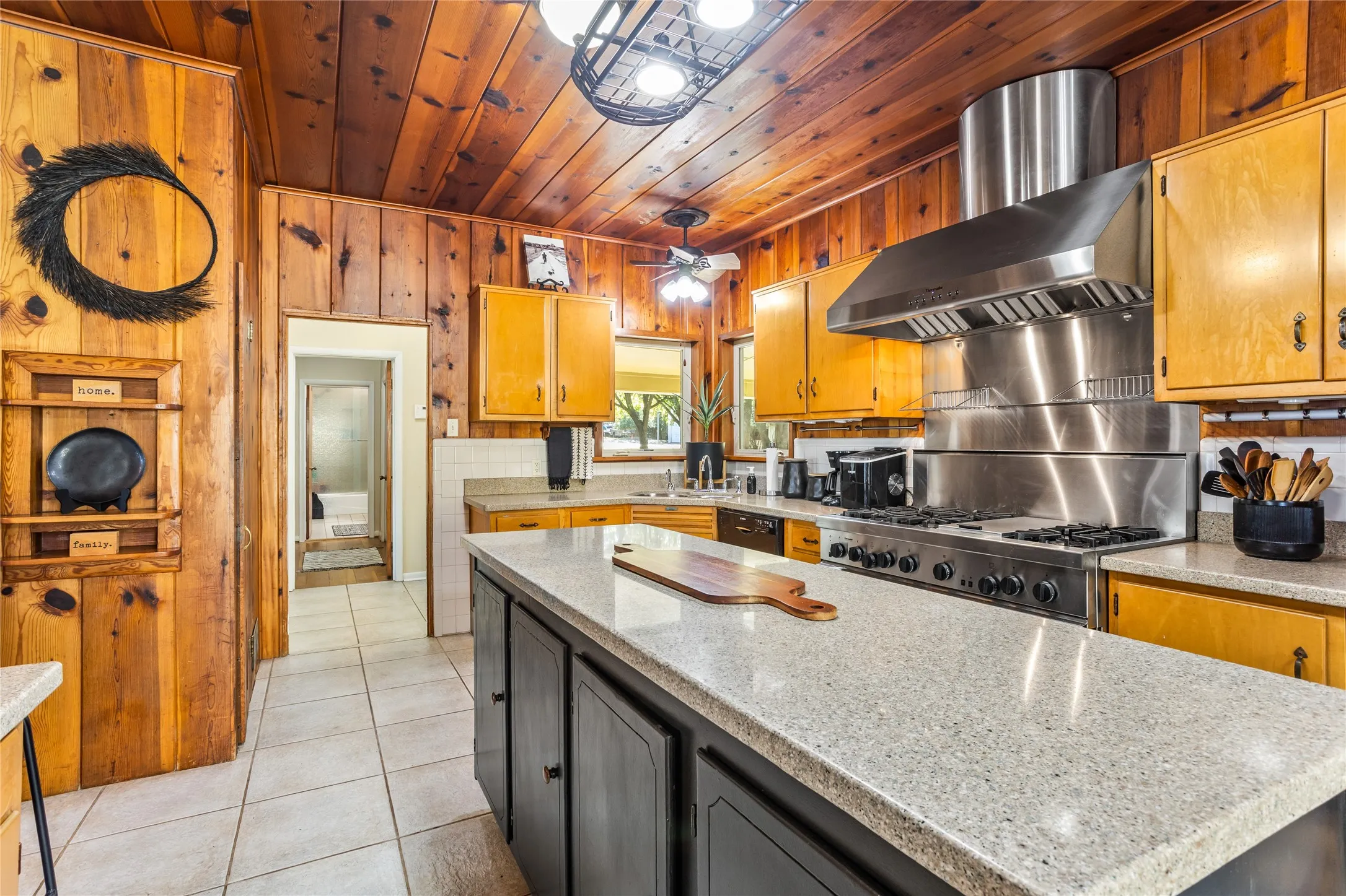 Single Family Residence For Sale in Tarrant County , 916 Kimbrough Road, Azle, Texas 76020, 2 Bedrooms, 2 Bathrooms, 1 Garage spaces, 2,721 Sqft, built in 1950, Price $855,000, mls#21324207, Real Estate Agent in Azle, Homes For Sale in Tarrant county, Homes For Sale in Azle, Realtor in Azle Texas, Real Estate Brokerage Independent Realty Texas, Luminita Cordes Realtor