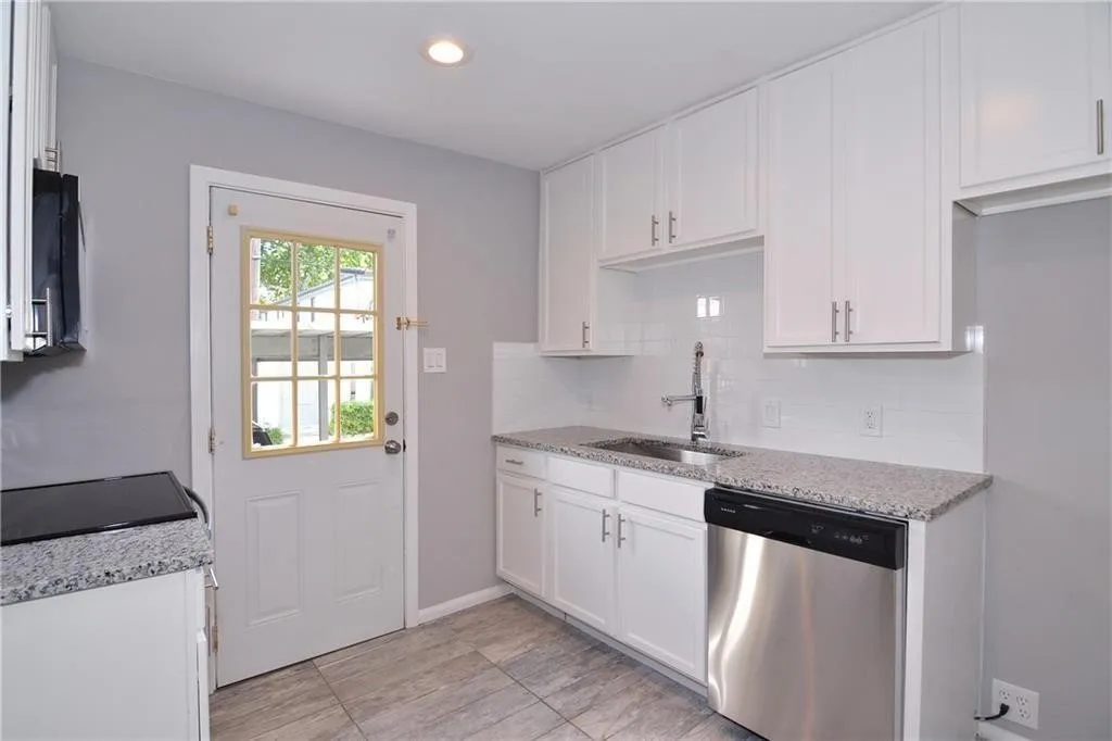 Townhouse For Rent in Dallas County , 4945 N Hall Street F-4945, Dallas, Texas 75235, 2 Bedroom, 2 Bathroom, Garage spaces, 1,147 Sqft, built in 1954, mls#21324126, Real Estate Agent in Dallas, Homes For Rent in Dallas county, Homes For Rent in Dallas, Realtor in Dallas Texas, Real Estate Brokerage Independent Realty Texas, Luminita Cordes Realtor