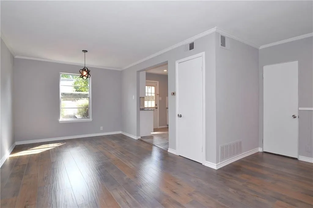Townhouse For Rent in Dallas County , 4945 N Hall Street F-4945, Dallas, Texas 75235, 2 Bedroom, 2 Bathroom, Garage spaces, 1,147 Sqft, built in 1954, mls#21324126, Real Estate Agent in Dallas, Homes For Rent in Dallas county, Homes For Rent in Dallas, Realtor in Dallas Texas, Real Estate Brokerage Independent Realty Texas, Luminita Cordes Realtor