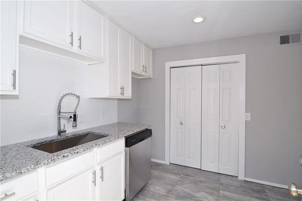 Townhouse For Rent in Dallas County , 4945 N Hall Street F-4945, Dallas, Texas 75235, 2 Bedroom, 2 Bathroom, Garage spaces, 1,147 Sqft, built in 1954, mls#21324126, Real Estate Agent in Dallas, Homes For Rent in Dallas county, Homes For Rent in Dallas, Realtor in Dallas Texas, Real Estate Brokerage Independent Realty Texas, Luminita Cordes Realtor