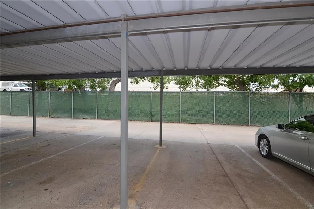 Townhouse For Rent in Dallas County , 4945 N Hall Street F-4945, Dallas, Texas 75235, 2 Bedroom, 2 Bathroom, Garage spaces, 1,147 Sqft, built in 1954, mls#21324126, Real Estate Agent in Dallas, Homes For Rent in Dallas county, Homes For Rent in Dallas, Realtor in Dallas Texas, Real Estate Brokerage Independent Realty Texas, Luminita Cordes Realtor