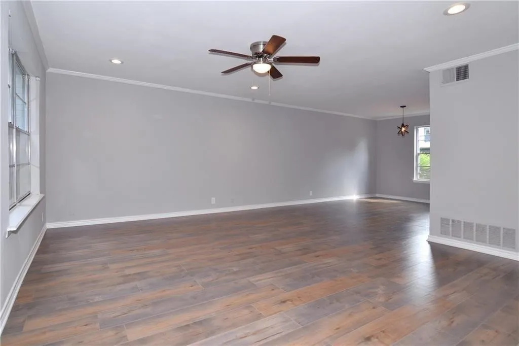 Townhouse For Rent in Dallas County , 4945 N Hall Street F-4945, Dallas, Texas 75235, 2 Bedroom, 2 Bathroom, Garage spaces, 1,147 Sqft, built in 1954, mls#21324126, Real Estate Agent in Dallas, Homes For Rent in Dallas county, Homes For Rent in Dallas, Realtor in Dallas Texas, Real Estate Brokerage Independent Realty Texas, Luminita Cordes Realtor